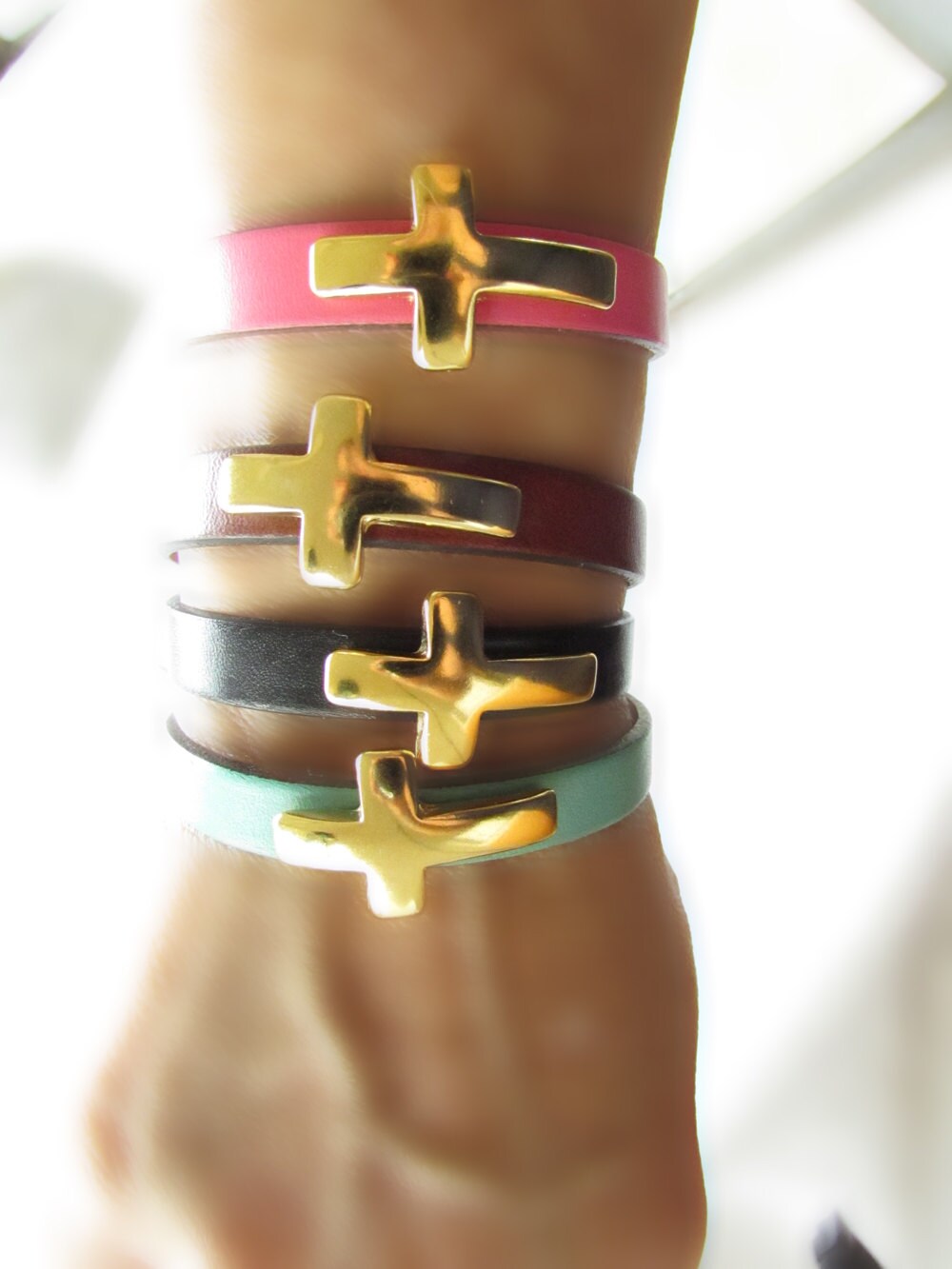 Leder Kreuz Armbänder Mit Gold Magnetverschluss Leder Kreuz Armbänder Mit Gold Magnetverschluss von SonseraeDesigns