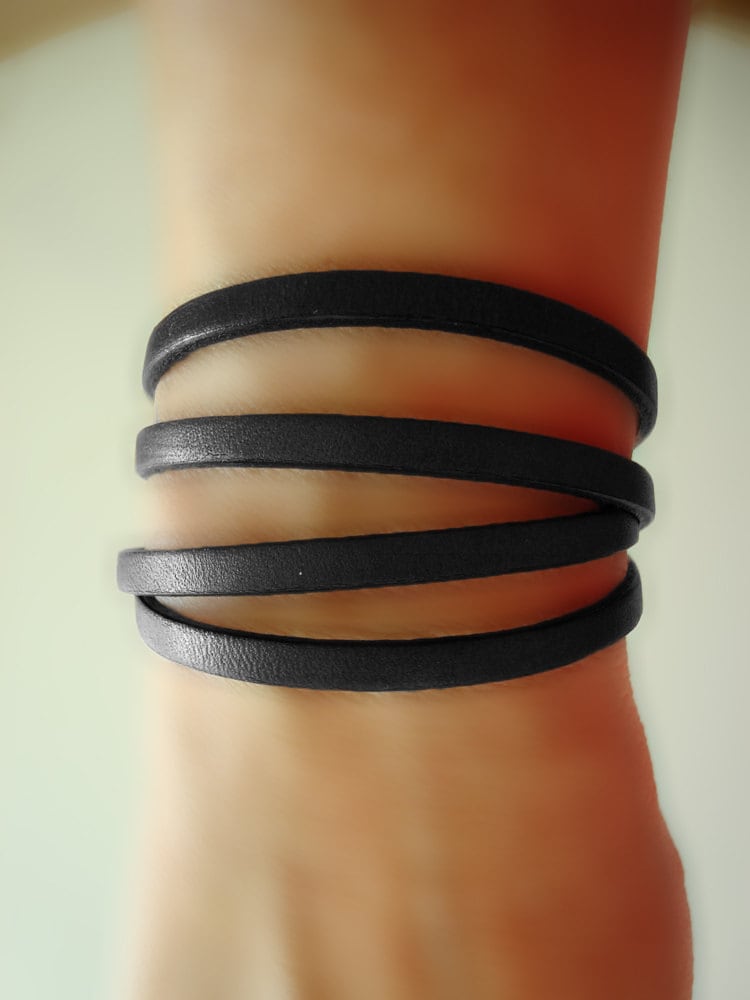 Ushta | Four - Wickelarmband Aus Echtem Schwarzem Leder. Unisex Ushta | Four - Wickelarmband Aus Echtem Schwarzem Leder. Unisex von SonseraeDesigns