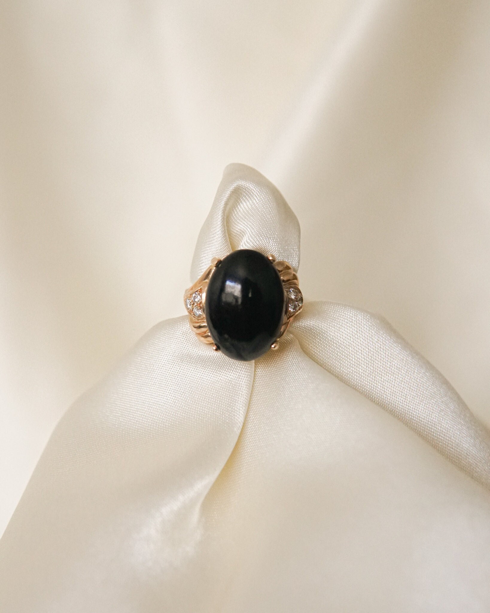 Nachlass Dome Onyx Und Diamant Geflügelter Cocktail Ring von SonterLorrey