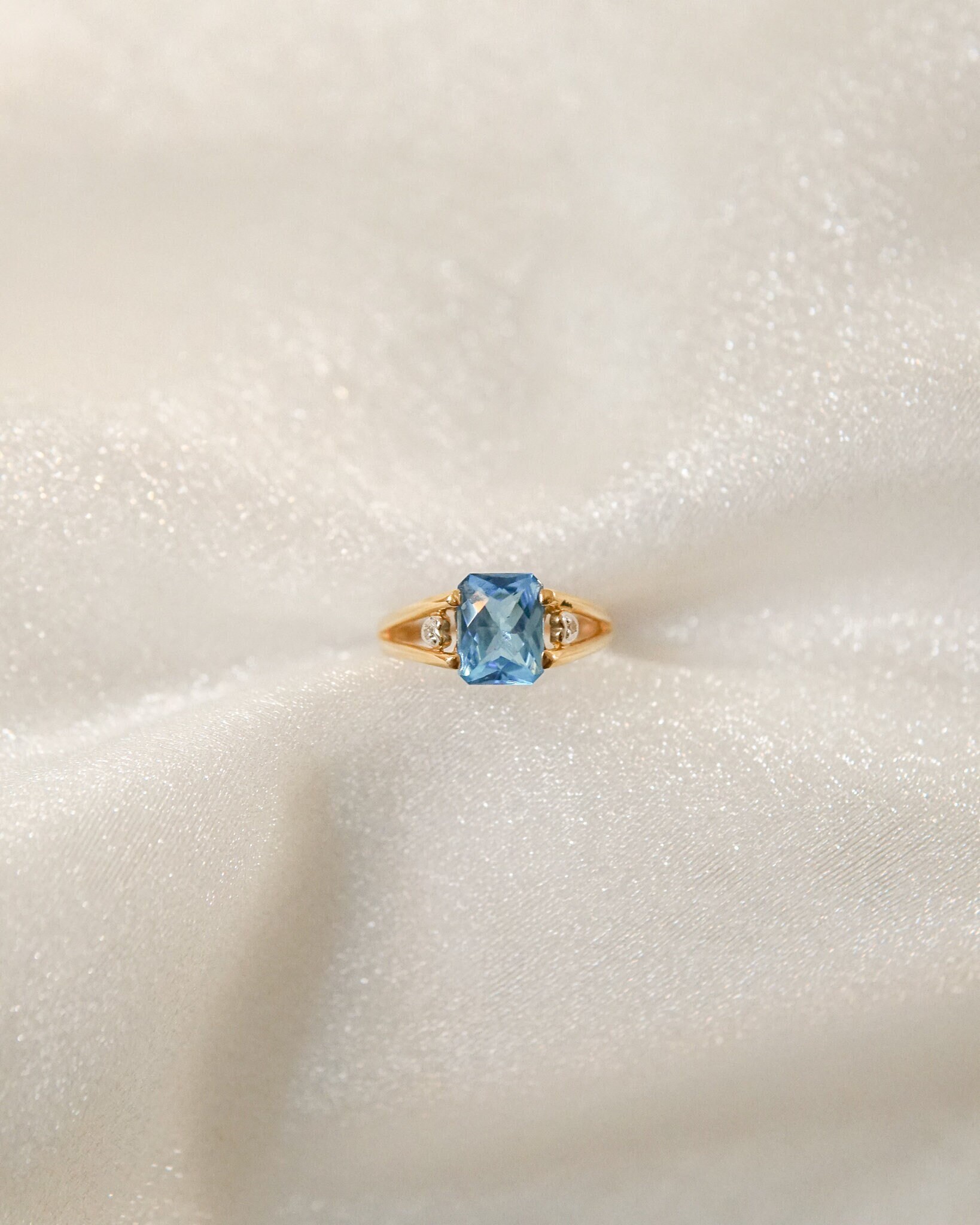 Crisscross Blautopas Diamant Ring von SonterLorrey