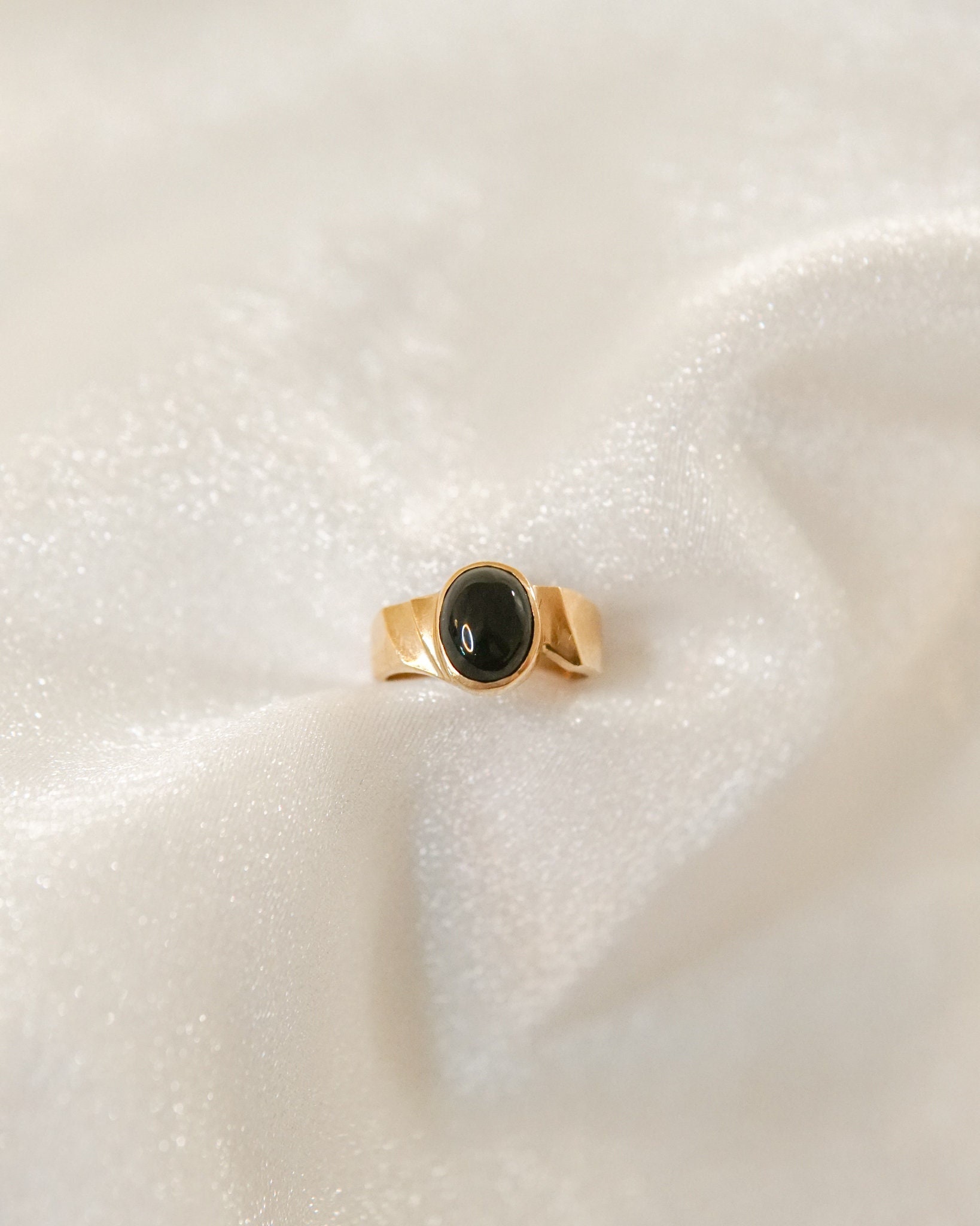 Nachlass Onyx Bezel Retro Styled Ring von SonterLorrey