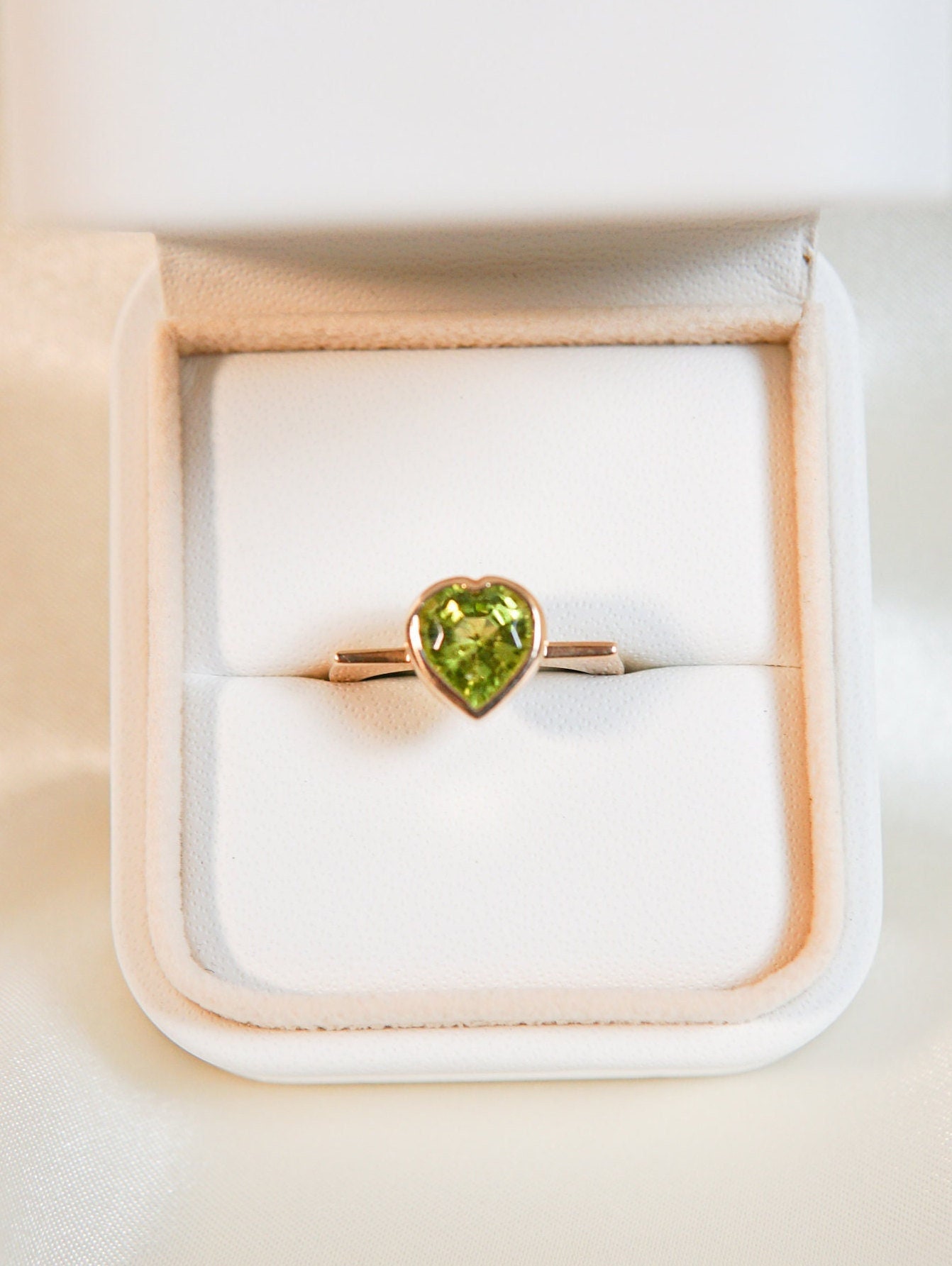 Retro Peridot Erhöhte Herz Ring von SonterLorrey