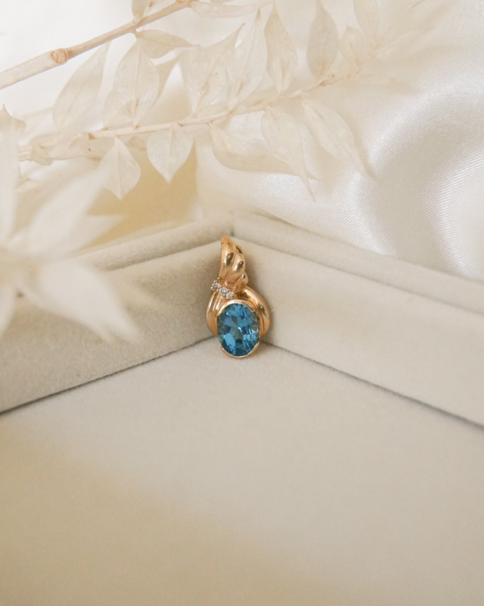 "Retro Vintage Blue Topaz "" Geflügelter Diamant Anhänger"" von SonterLorrey