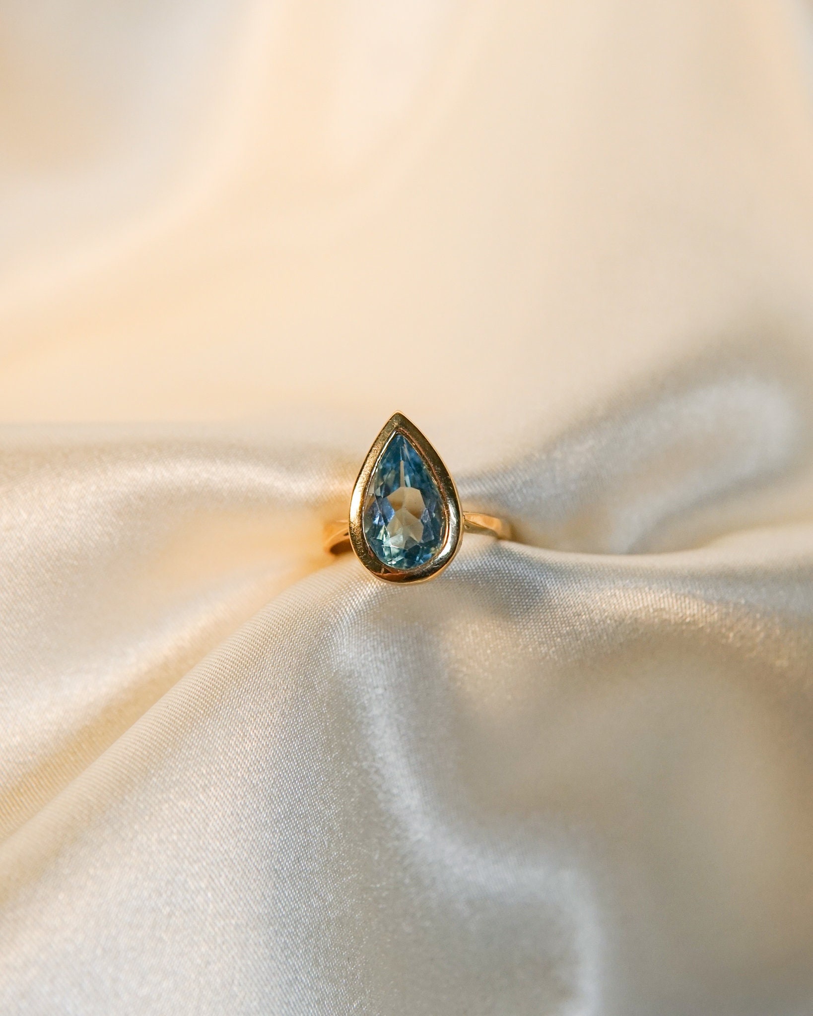 Vintage Schweizer Blautopas Pear Ring von SonterLorrey