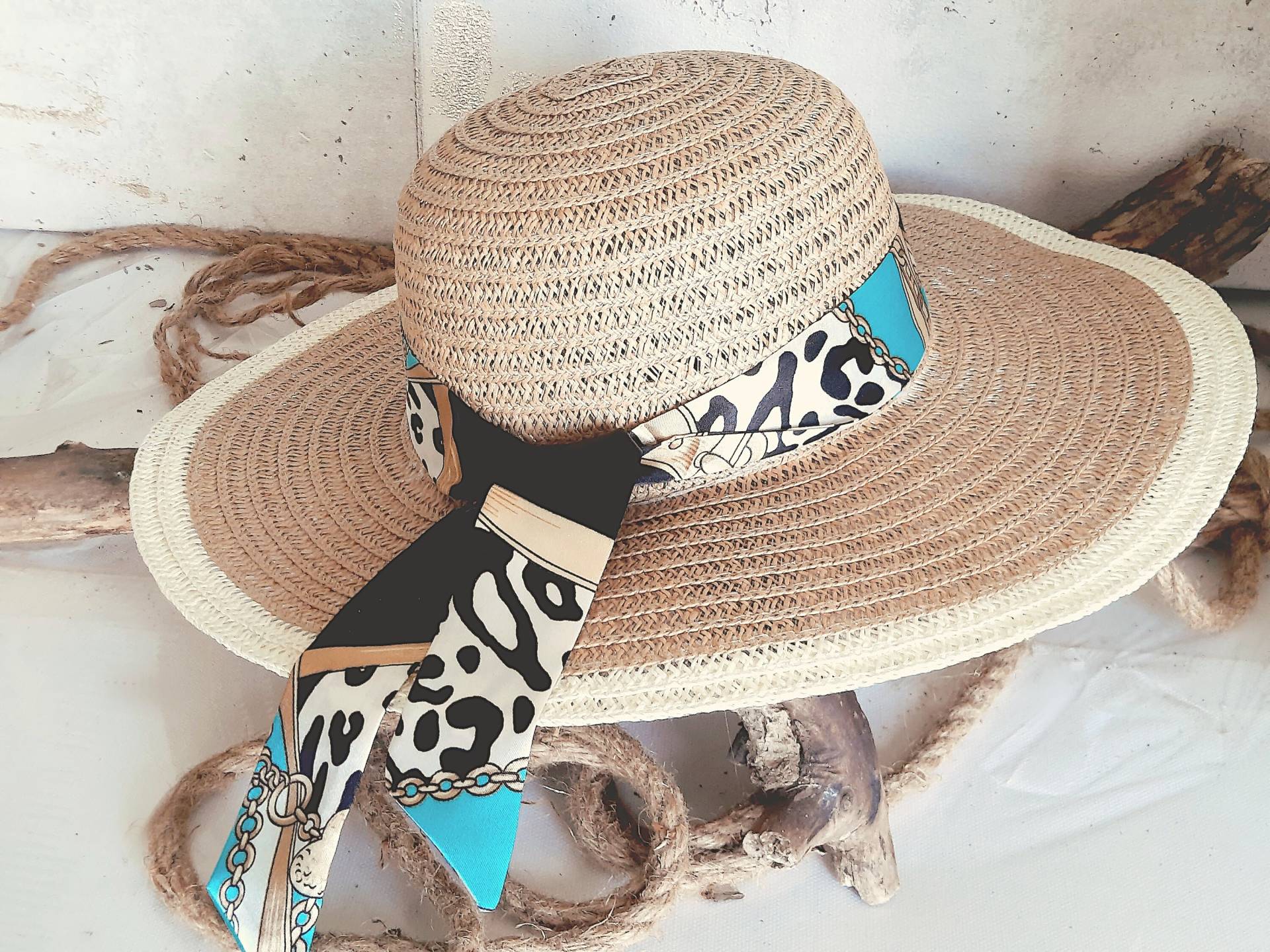 Strohhut Sommerhut Im Ibiza Style Dunkelbeige Mit Buntem Satinband Strohhut Sommerhut Im Ibiza Style Dunkelbeige Mit Buntem Satinband von SonvidaStyles