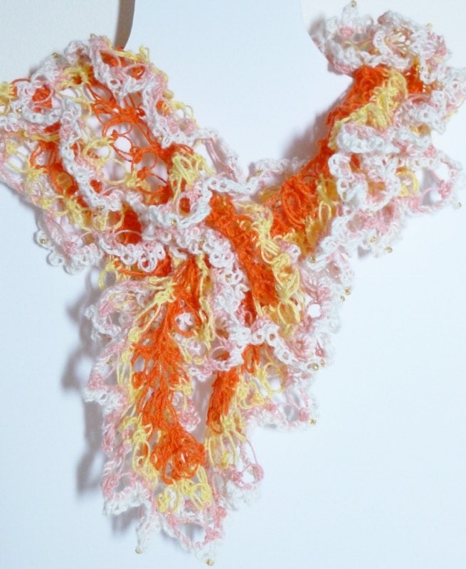 Candy Corn Häkelspitze Schal Perlenbesetzter Baumwoll Cowl Candy Corn Häkelspitze Schal Perlenbesetzter Baumwoll Cowl von Soodesigns