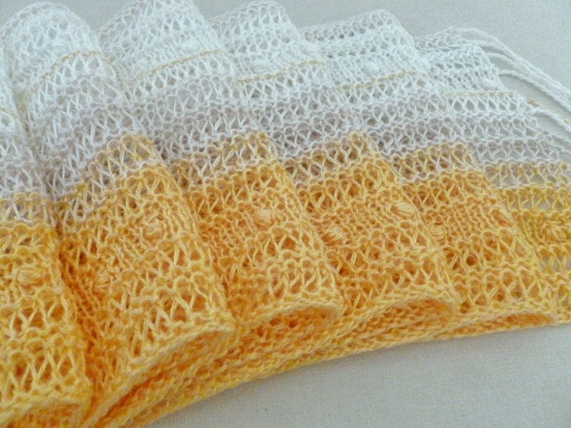 Handgestrickter Tencel Lace Schal Apricot Creme Franse von Soodesigns