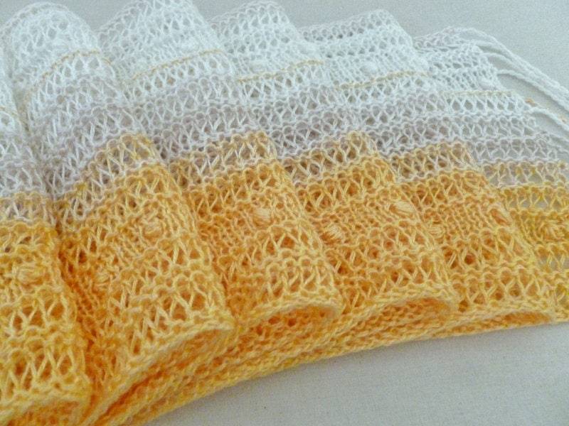 Handgestrickter Tencel Lace Schal Apricot Creme Franse Handgestrickter Tencel Lace Schal Apricot Creme Franse von Soodesigns