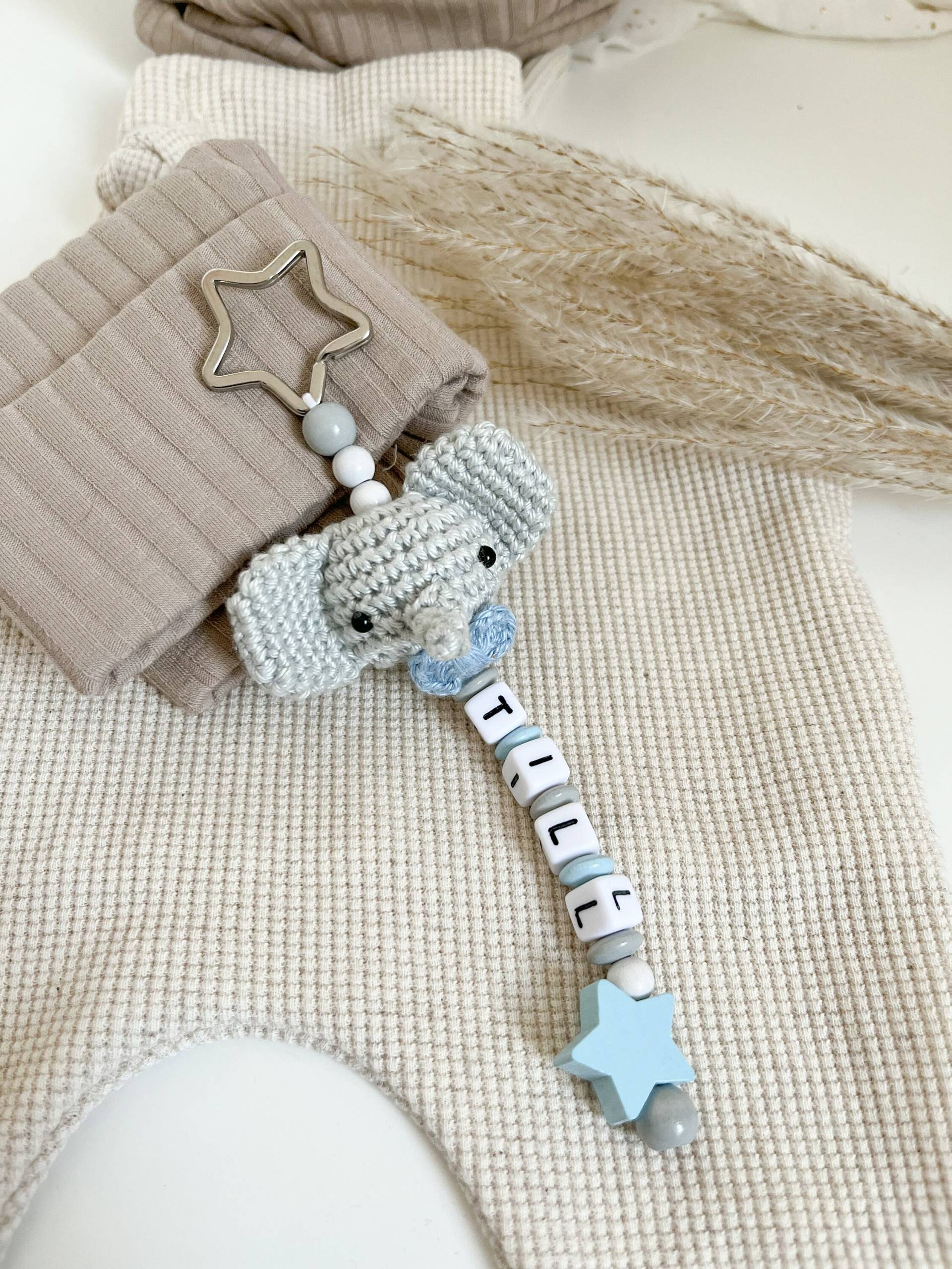 Personalisierter Schlüsselanhänger Mit Elefant Gehäkelt Personalisierter Schlüsselanhänger Mit Elefant Gehäkelt von Sooneshandmadestore