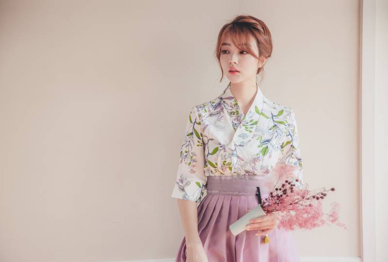 Weiße Blümchen Bluse | Moderner Hanbok Korea Daily Picknick, Hochzeitskleidung Für Frauen Lavendel Wickelrock Norigae B.5 von Soosulhwa