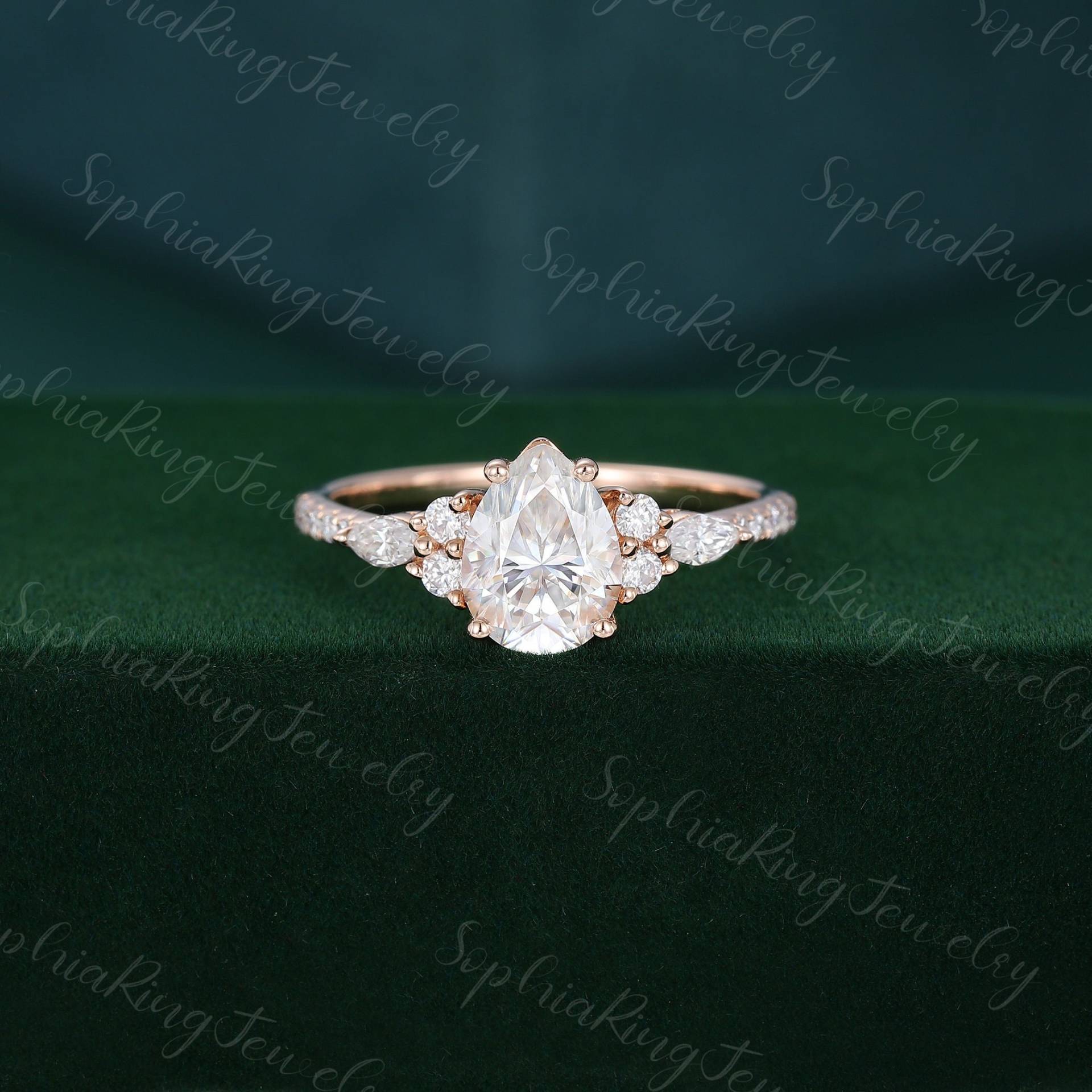 Birnenförmige Moissanite Verlobungsring Rose Gold Einzigartiger Diamantring Für Frauen Vintage Brautjubiläumsgeschenk von SophiaRingJewelry