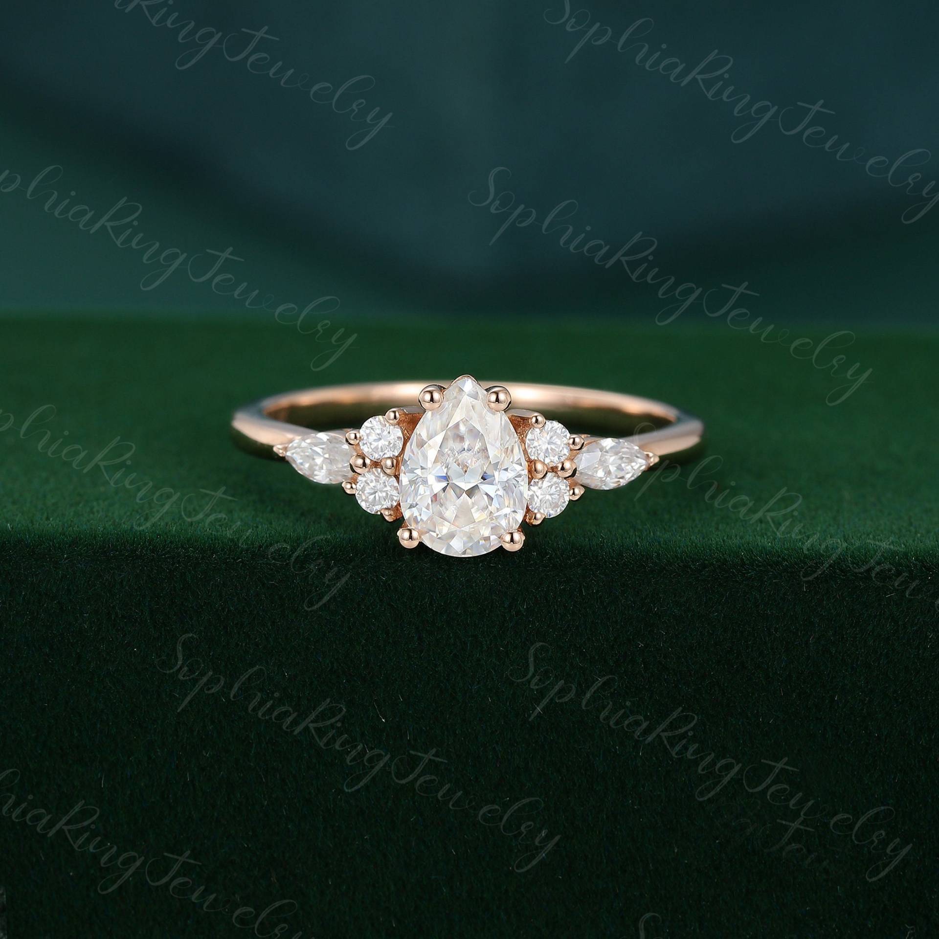 Birnenförmiger Moissanit Verlobungsring Unikat Rosegold Diamantring Für Frauen Vintage Braut Geschenk von SophiaRingJewelry