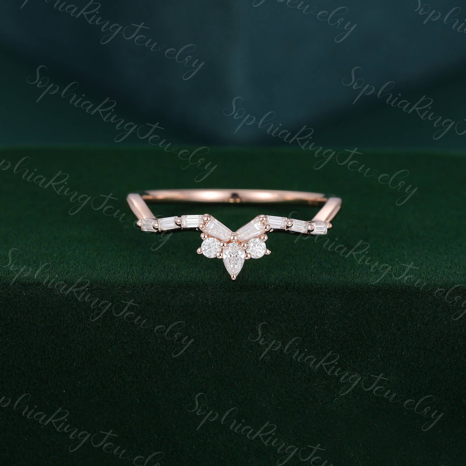 Geschwungenes Hochzeitsband Vintage Marquise Cut Moissanit Rosegold Unikat Diamant Ehering Stapeln Passendes Braut Geschenk von SophiaRingJewelry