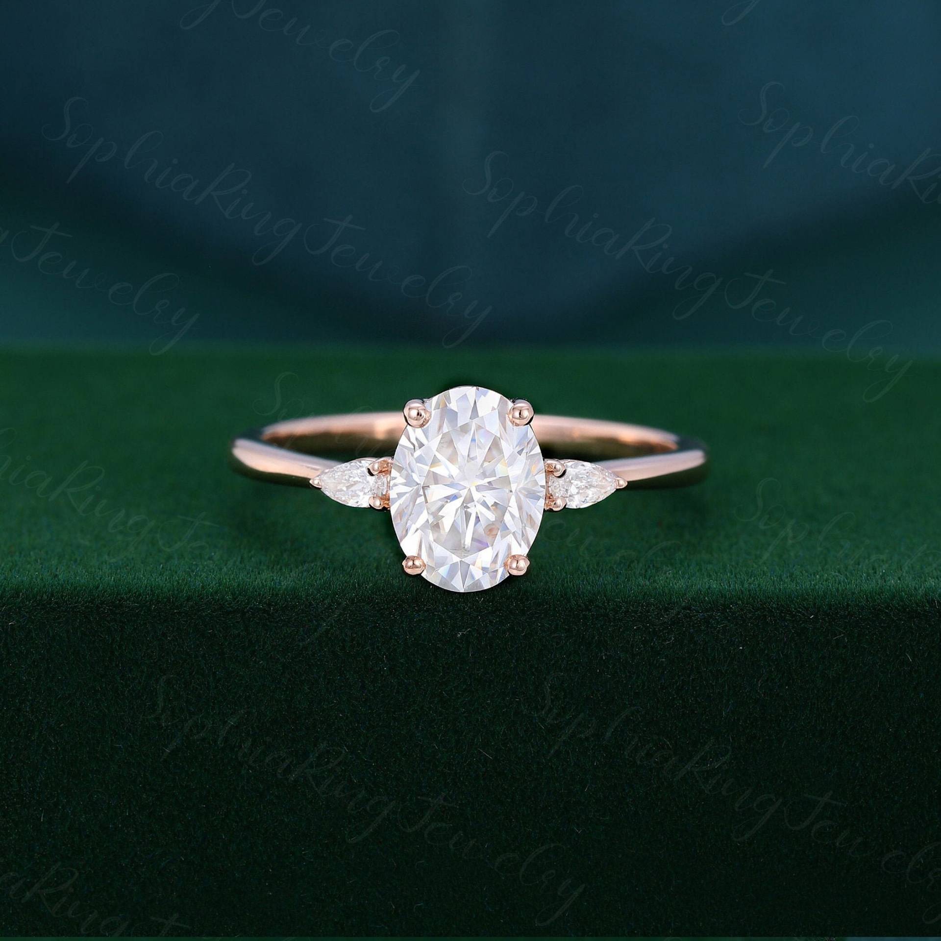 Ovaler Schliff Moissanit Verlobungsring Vintage Roségold Unikat Birnenform Diamant Drei Stein Hochzeit Brautring Für Frauen von SophiaRingJewelry