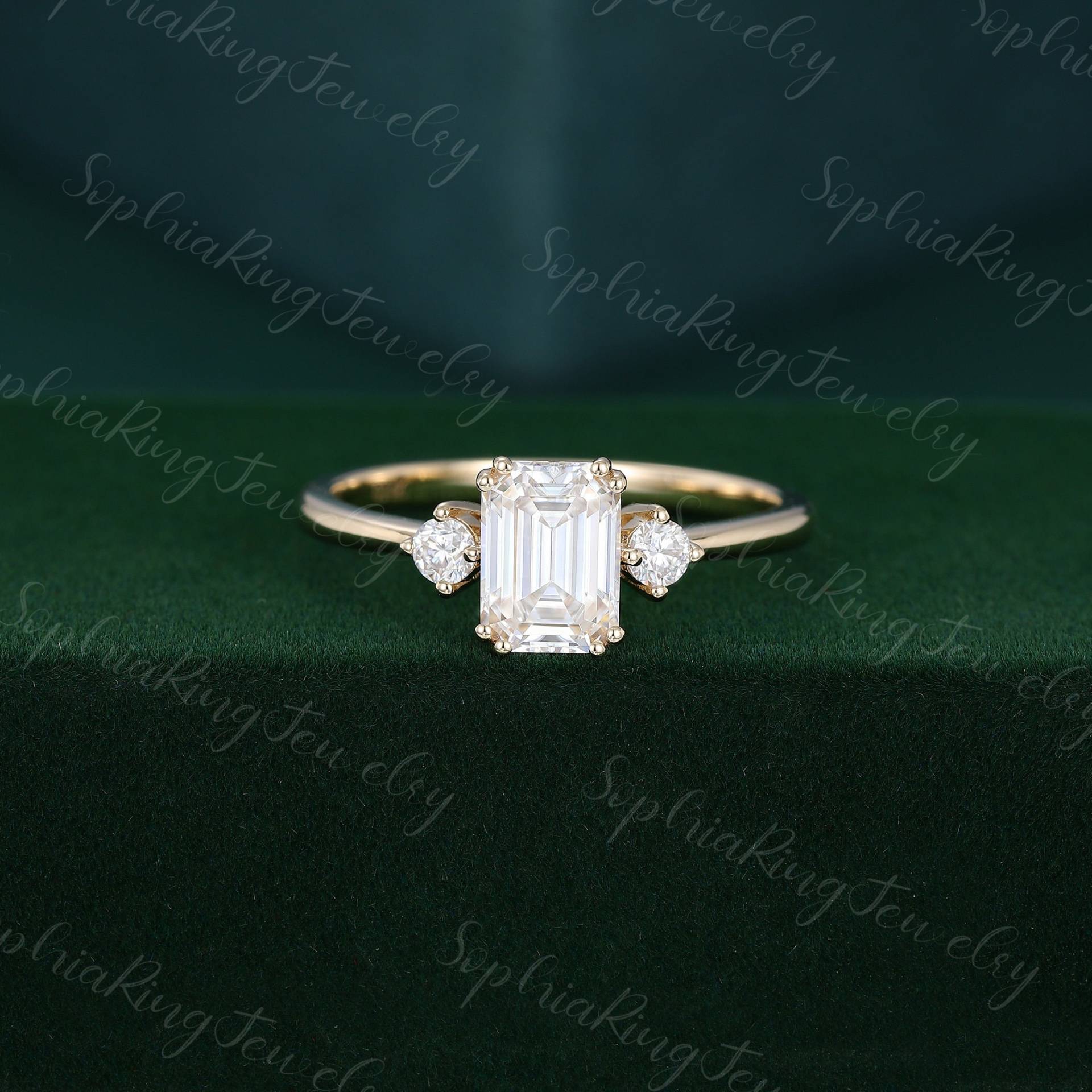 Smaragdschliff Moissanit Verlobungsring Gelbgold Drei Steine Unikat Frauen Diamant Hochzeit Versprechen Braut Jahrestag Geschenk von SophiaRingJewelry