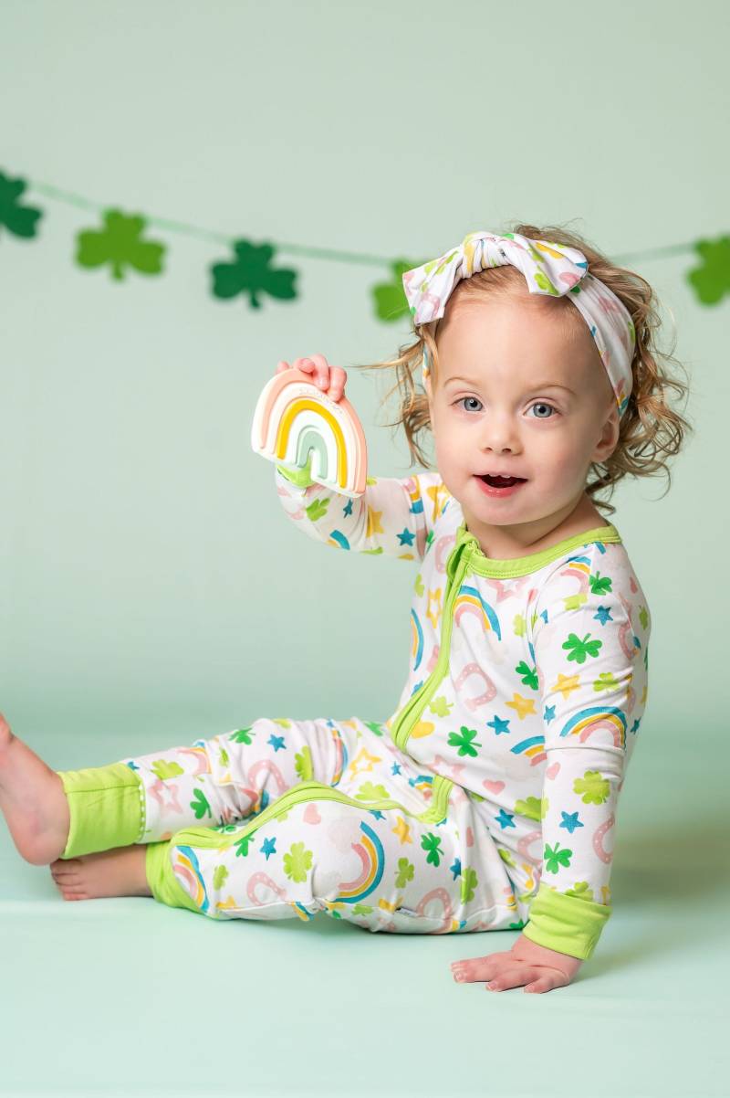 st Patrick's Day Einteiliger Bambus-strampler-Pyjama Mit Reißverschluss Für Babys Und Kleinkinder, Kleeblätter, Regenbögen, Bambus-Zippies von AutumnMoonKids