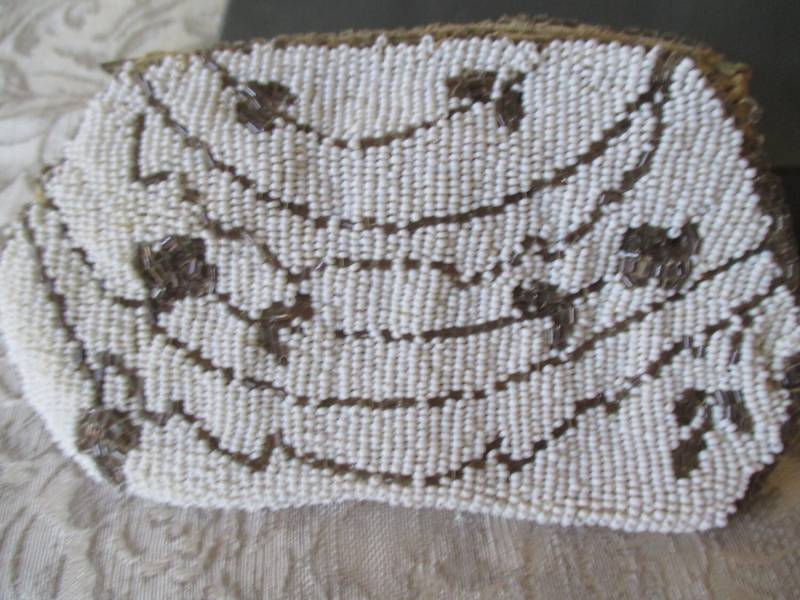 Weiße Perlen Geldbörse Mit Blumenranken Vintage Weiße Perlen Geldbörse Mit Blumenranken Vintage von SophiaWearsLilys