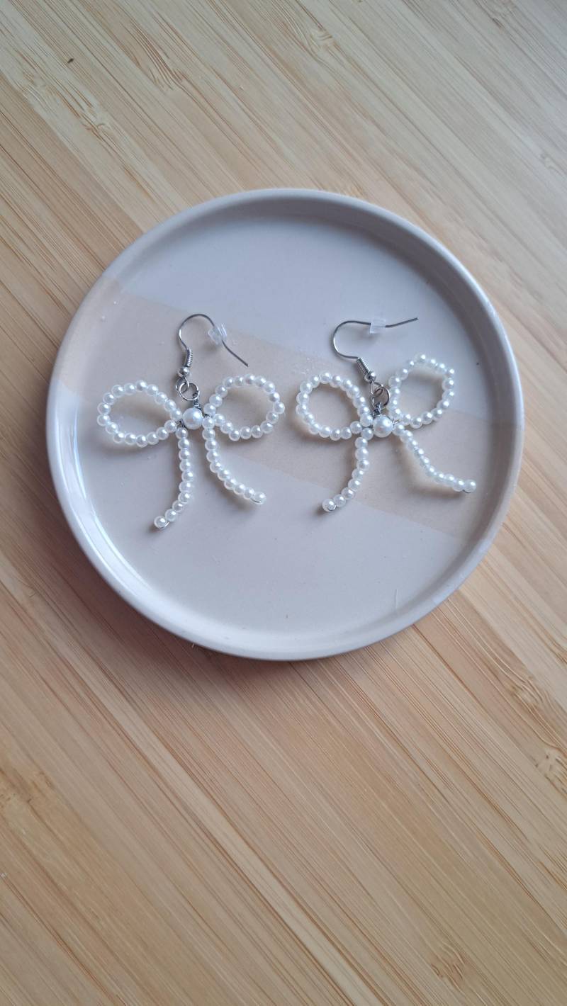 Perlenohrringe Schleife // Handgemachte Ohrringe Coquette in Schleifenform von SophiasVersion