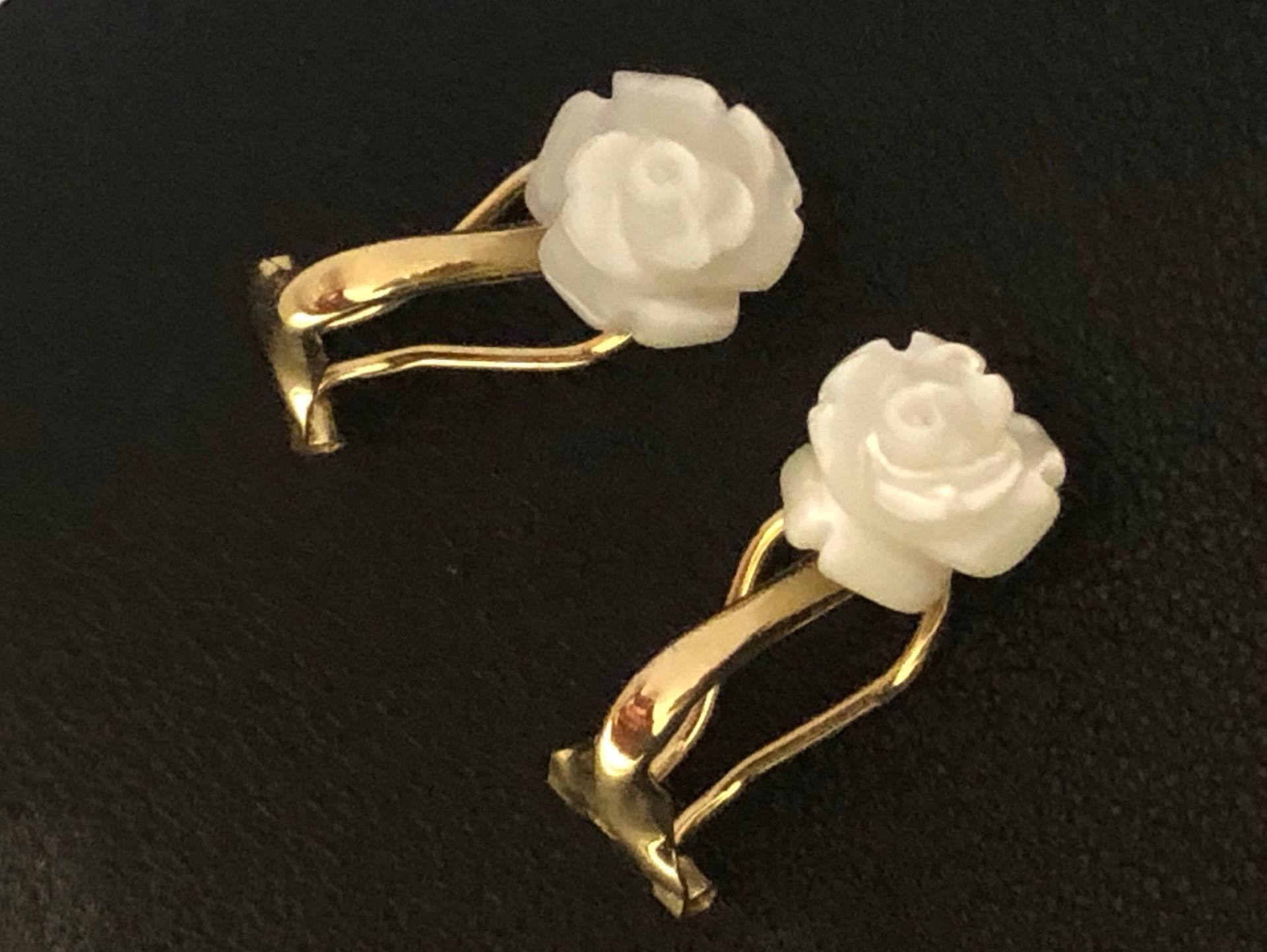 Gelbgold Ohrclips Mit Perlmutt Rosen Gelbgold Ohrclips Mit Perlmutt Rosen von SophieDesmoulin