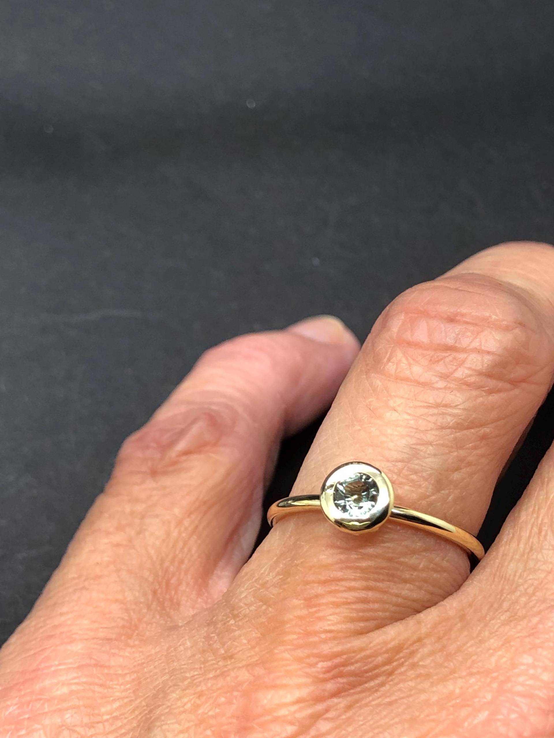 Kleine 585. Gelbgold Ring Mit Grünen Saphir von SophieDesmoulin