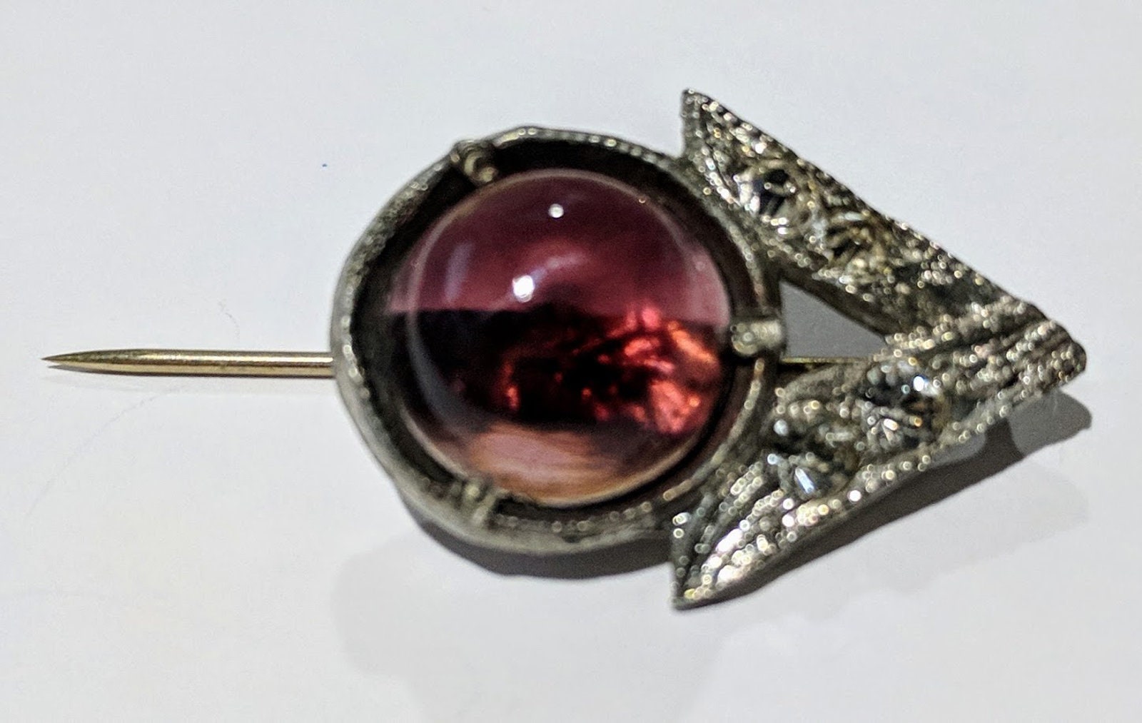 Vintage Brosche. Amethyst Und Weiße Steine. Weiß Rhodium Überzogenes Unedles Metall Oder Sterling Schaft. 1930Er Jahre Versandkostenfrei Vintage Brosche. Amethyst Und Weiße Steine. Weiß Rhodium Überzogenes Unedles Metall Oder Sterling Schaft. 1930Er Jahre Versandkostenfrei von SophieEverAfter