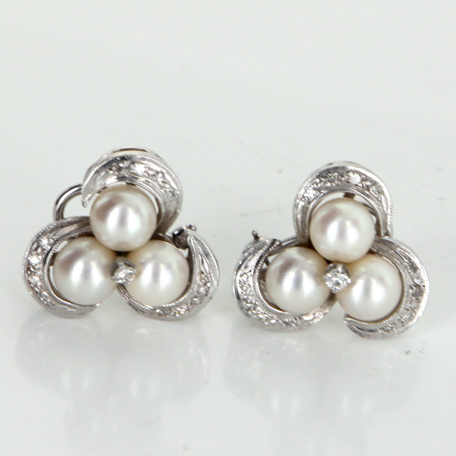 Kultivierte Perlen Diamant-Clip Cocktail Cluster Ohrringe Vintage 14 Karat Weißgold von SophieJaneJewels