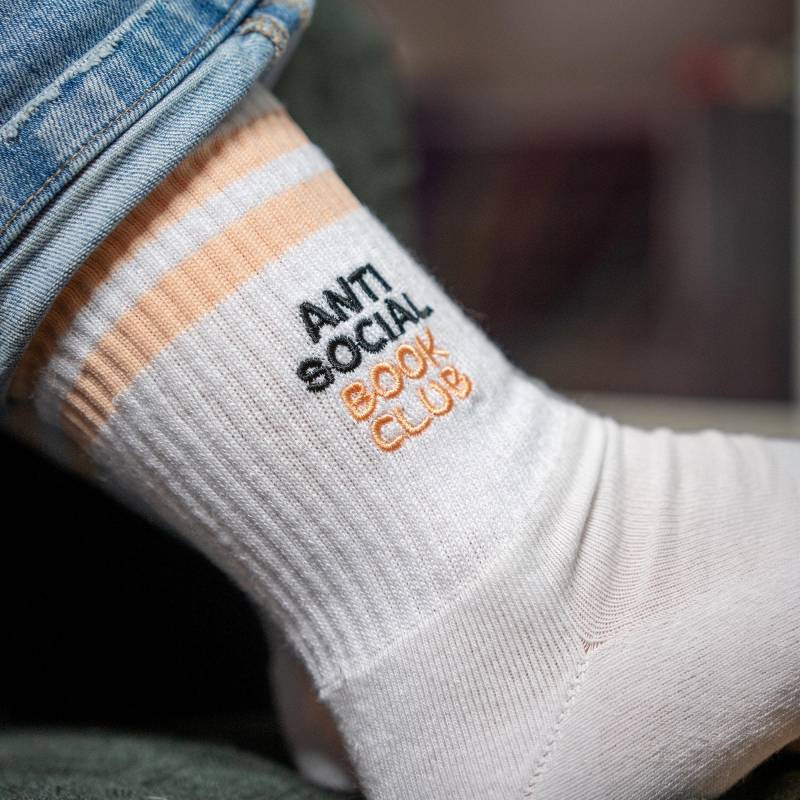 Book Merch I Bestickte Socke Anti Social Club Lustige Socken Geschenk Für Weihnachten, Geburtstag, Freunde Geschenkidee von SophieStickt