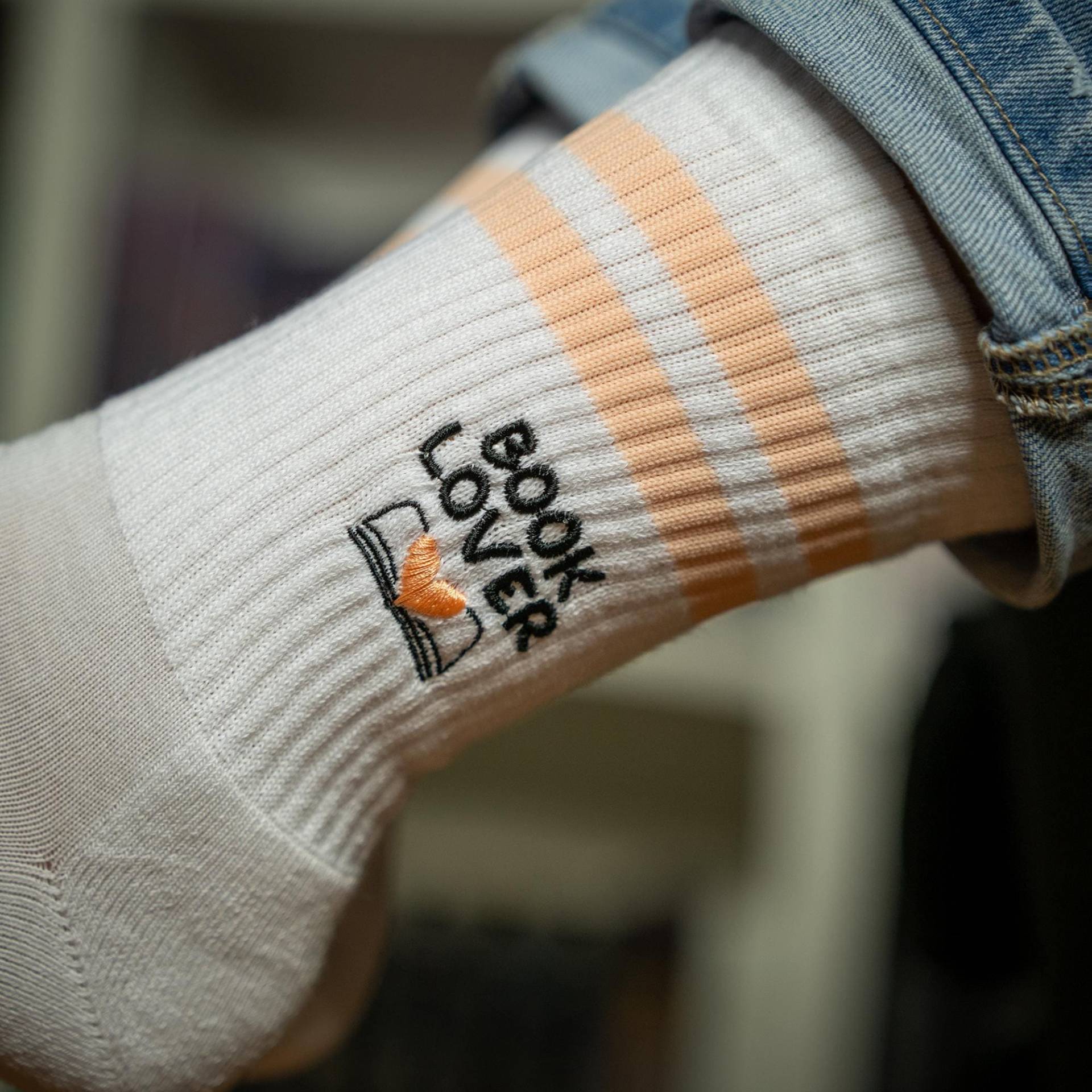 Book Merch I Bestickte Socke Lover Lustige Socken Geschenk Für Weihnachten, Geburtstag, Freunde Geschenkidee Book Merch I Bestickte Socke Lover Lustige Socken Geschenk Für Weihnachten, Geburtstag, Freunde Geschenkidee von SophieStickt
