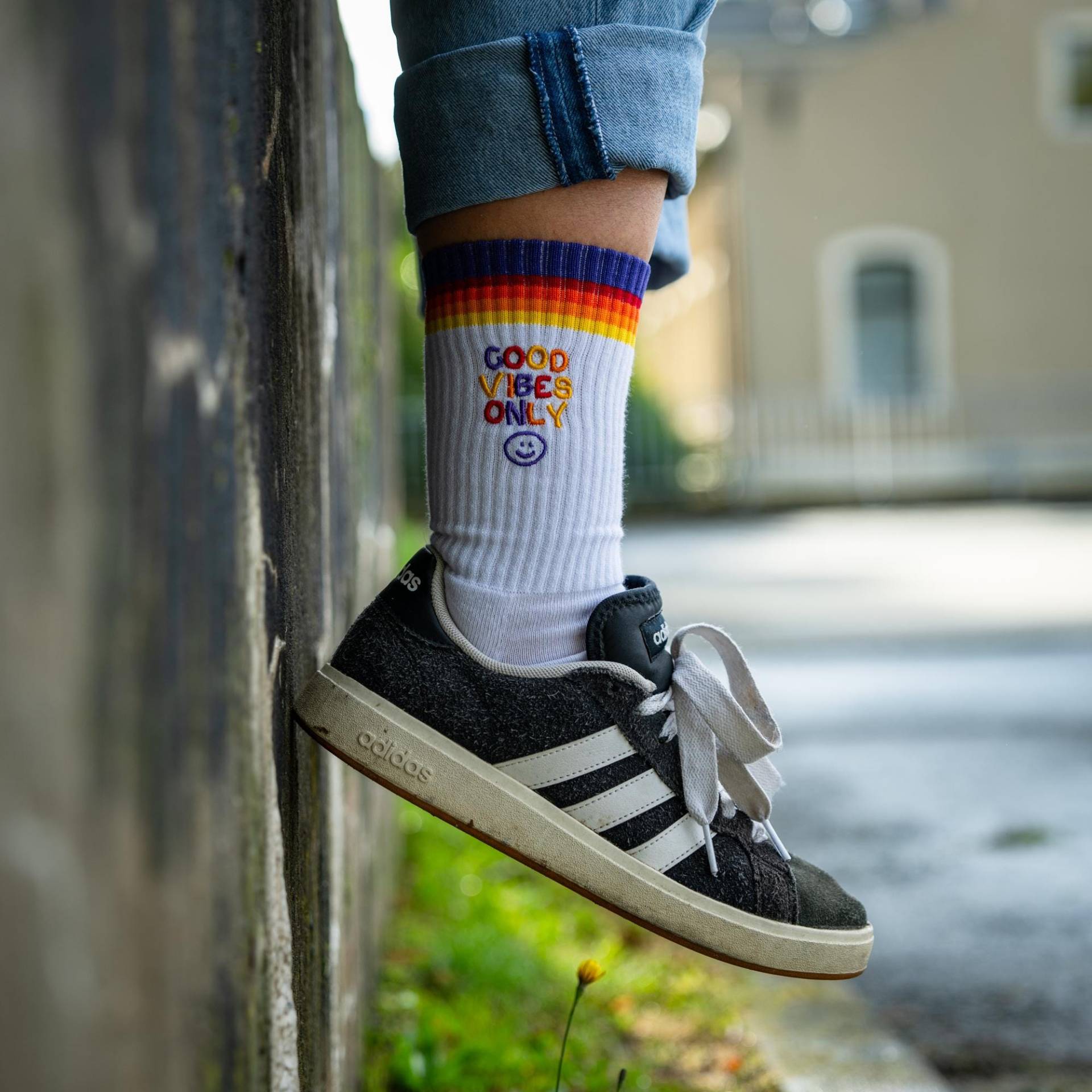 Lustige Socken I Bestickte Socke Good Vibes Only Regenbogen Lustige Socken I Bestickte Socke Good Vibes Only Regenbogen von SophieStickt