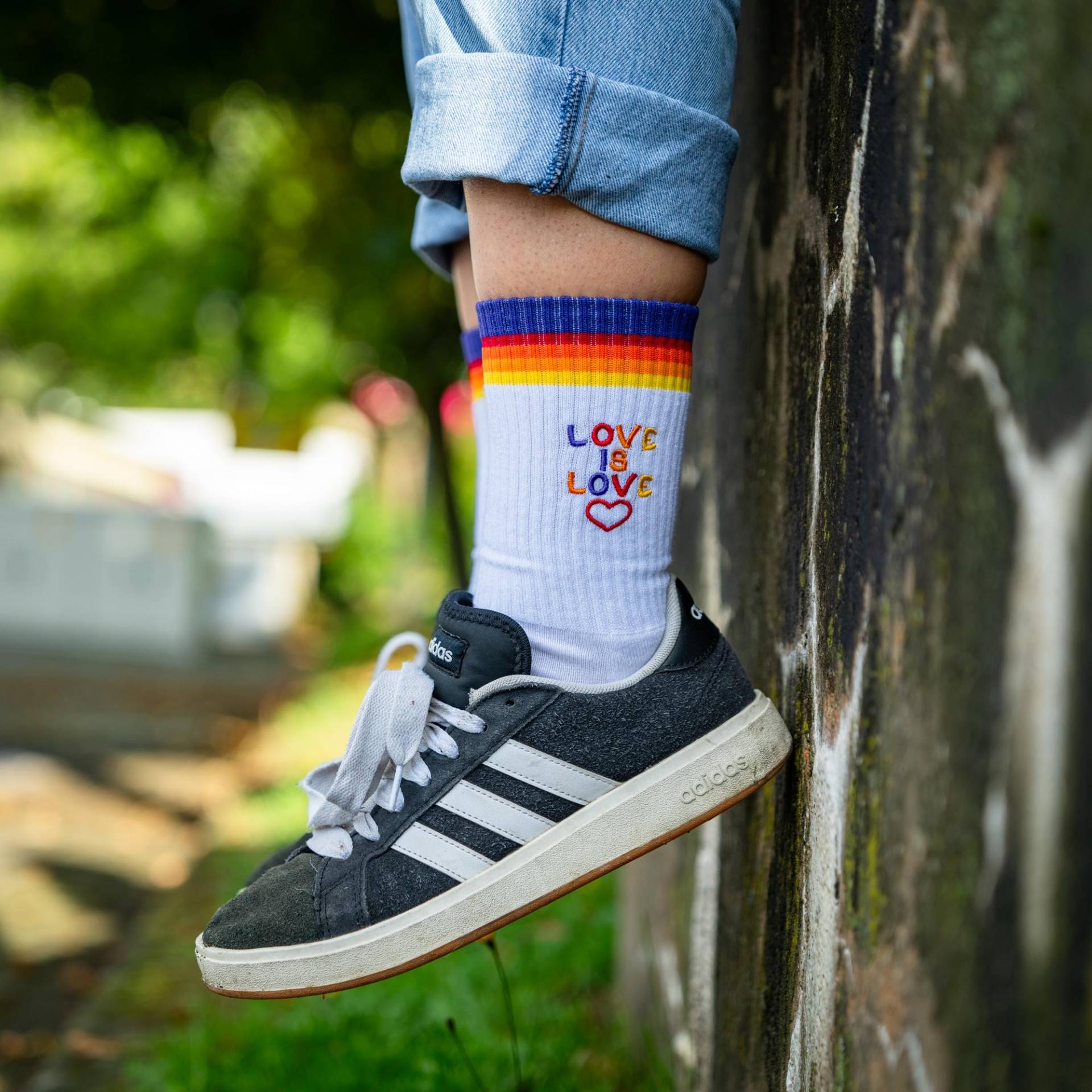 Lustige Socken I Bestickte Socke Love Is Regenbogen Lustige Socken I Bestickte Socke Love Is Regenbogen von SophieStickt