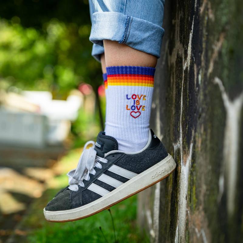 Lustige Socken I Bestickte Socke Love Is Regenbogen Lustige Socken I Bestickte Socke Love Is Regenbogen von SophieStickt