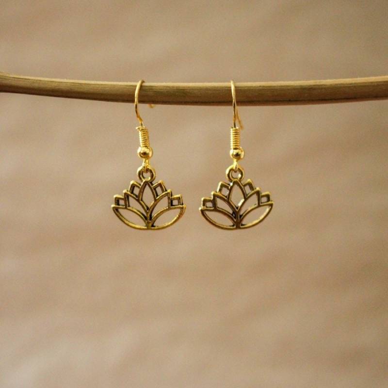 Goldene Lotusblumen Ohrringe Als Hängeohrringe in Gold, Lotus Gold Blumen Klein Minimalistisch Blume von Sophieilena
