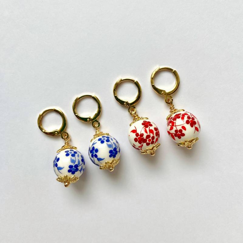 Hängeohrringe Perlen Mit Blumen Vergoldete Ohrringe Porzellanperlen Rot Blau/Geschenk Für Frauen, Mutter, Freundin von SophiettaDesign