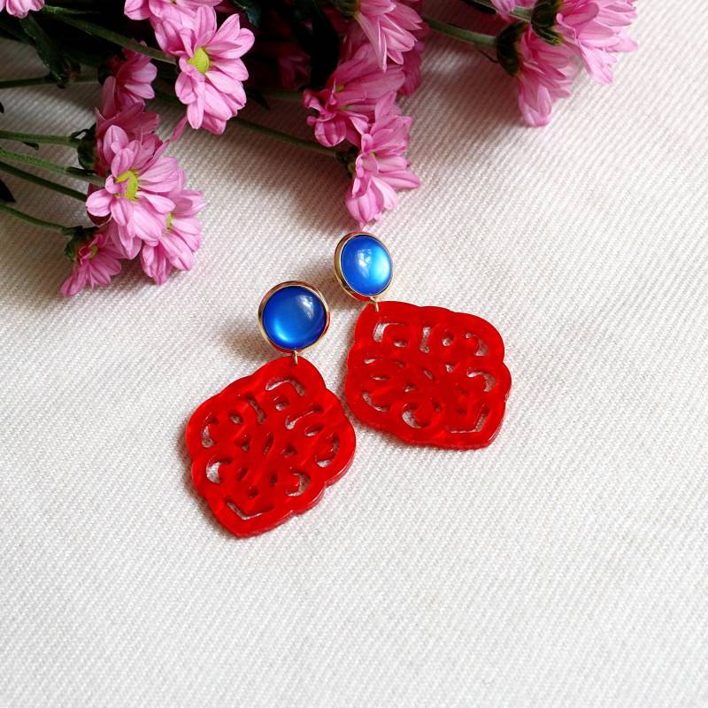 Rote Statementohrringe Blau/Vergoldete Blaue Ohrringe Hängend Mit Rotem Ornament Anhänger Geschenke Für Sie Nickelfreie von SophiettaDesign