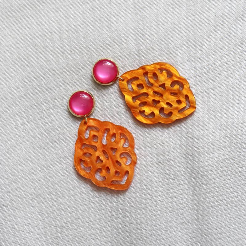 statement Ohrringe Rosa Orange/Vergoldete Hängend Mit Orangenem Resinanhänger Ornament Nickelfreie Pink Groß von SophiettaDesign