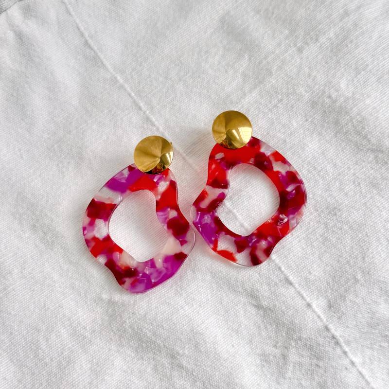 statementohrringe Rot Lila Hängend, Vergoldete Hängeohrringe Rot, Moderne Resin Ohrringe von SophiettaDesign