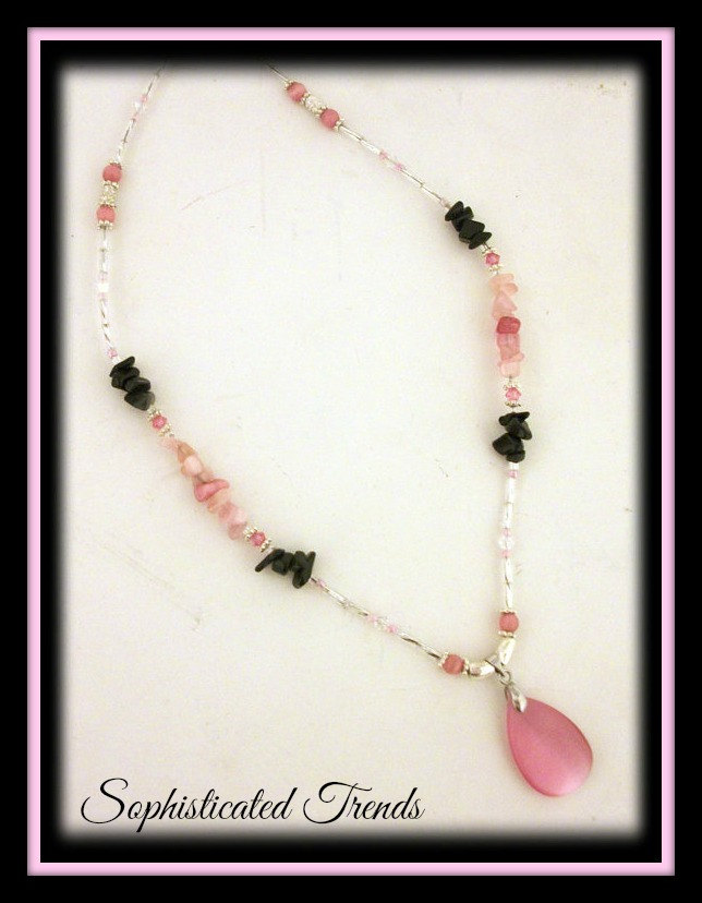 Rosa Katzenauge Tropfen Anhänger Halskette Schwarzer Onyx & Swarovski Kristalle Rosa Katzenauge Tropfen Anhänger Halskette Schwarzer Onyx & Swarovski Kristalle von SophisticatedTrends