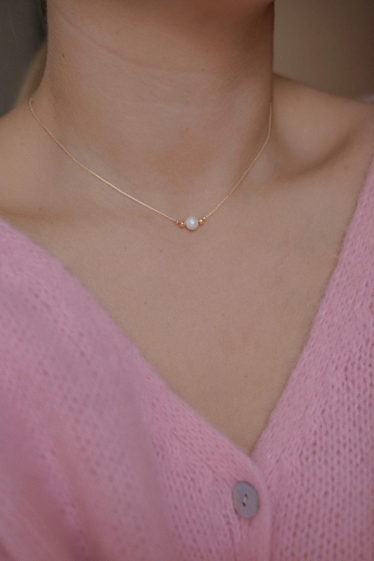 Feine Halskette Gold Mit Perle 18K Vermeil Kette Süßwasserperle Minimalistisch Dainty Estelle von SophistiqueJewellery
