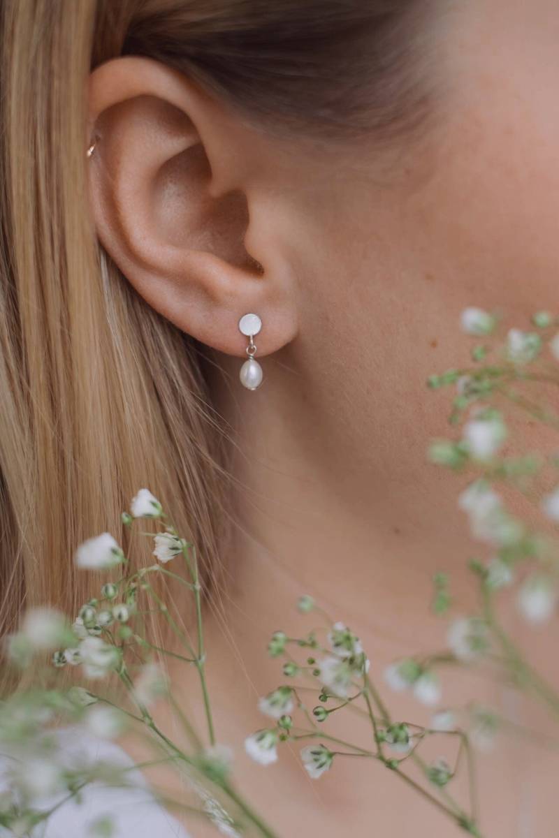 Feine Perlen Ohrringe Hängend 925 Silber Perlenohrstecker Brautschmuck von SophistiqueJewellery