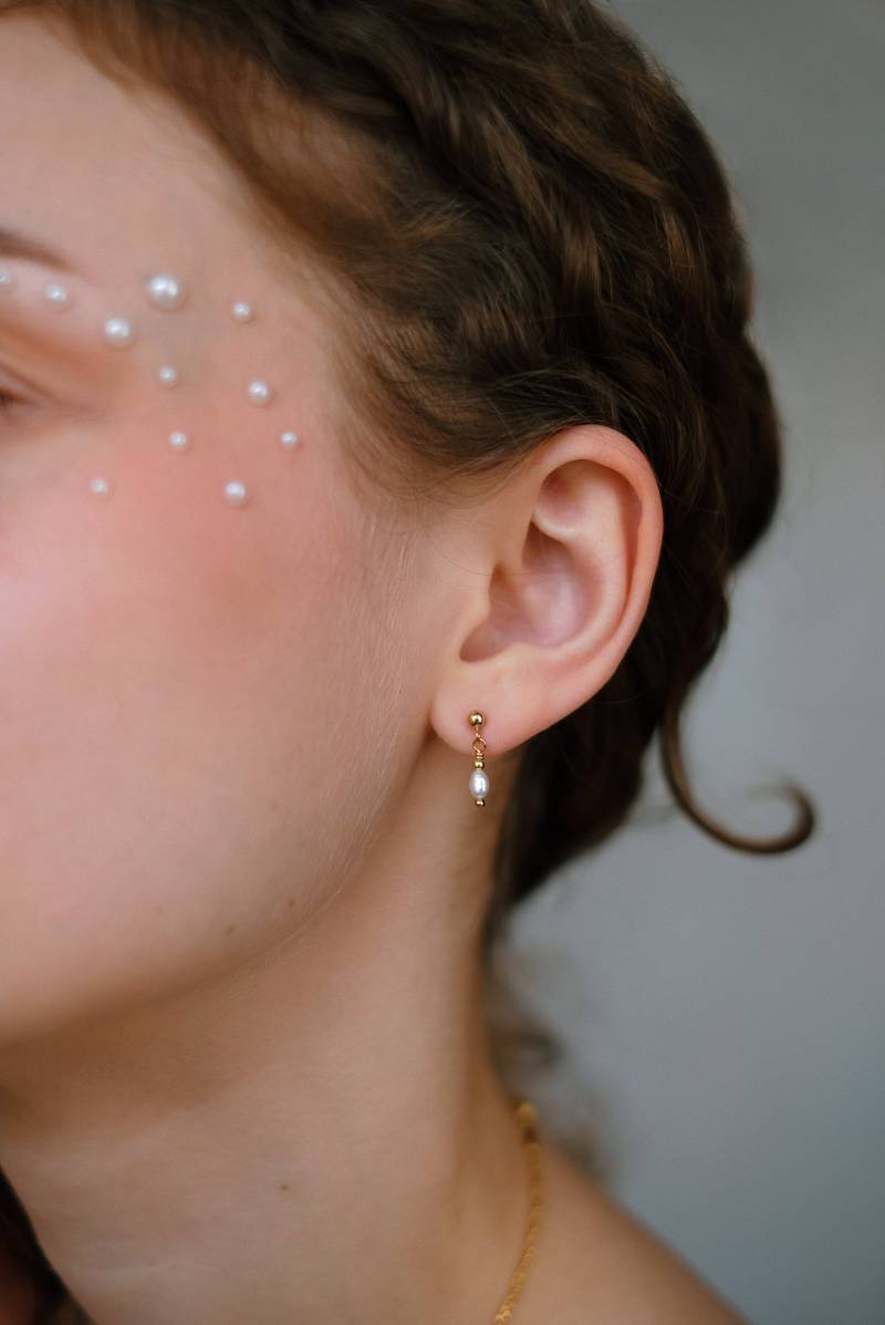 Feine Perlen Ohrringe Hängend Gold Dezente Ohrhänger Perlenohrstecker Brautschmuck von SophistiqueJewellery