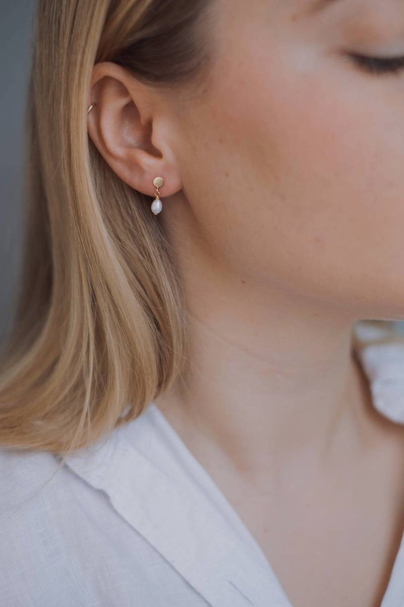 Feine Perlen Ohrringe Hängend Gold Dezente Ohrhänger Perlenohrstecker Brautschmuck von SophistiqueJewellery