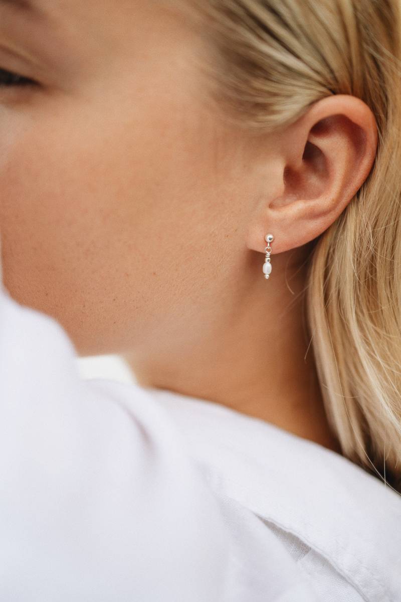 Feine Perlen Ohrringe Hängend Silber Dezente Ohrhänger Perlenohrstecker Brautschmuck von SophistiqueJewellery