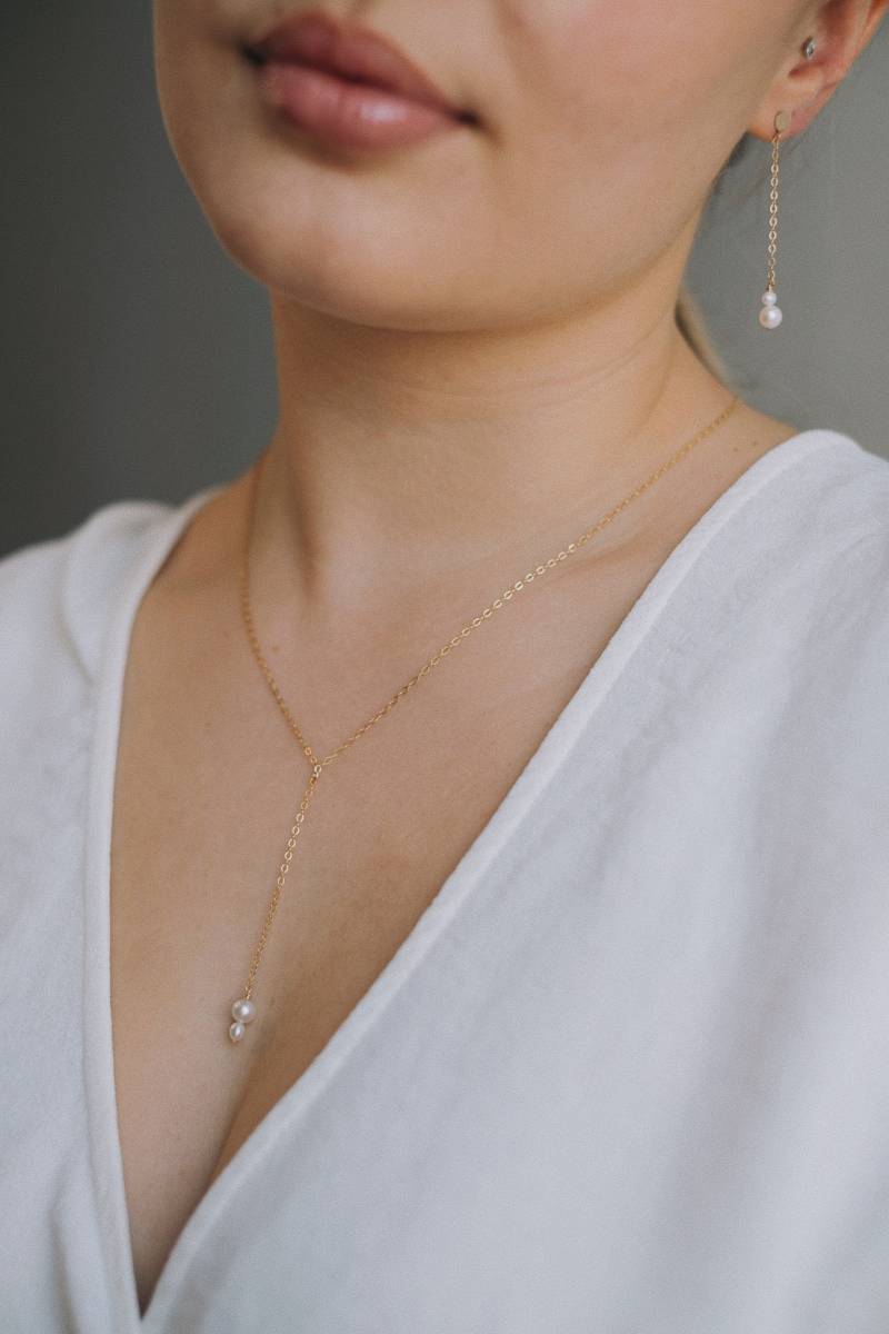 Feine Y Kette Gold Mit Perlen Brautschmuck 14K Filled Freya von SophistiqueJewellery