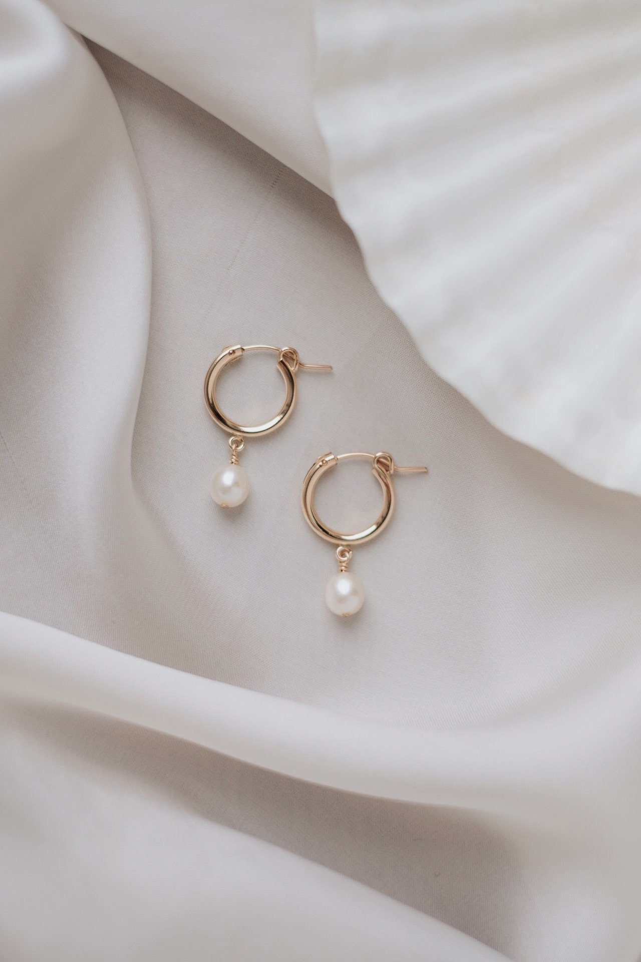 Goldene Creolen Mit Perlen 14K Gold Filled Classy von SophistiqueJewellery