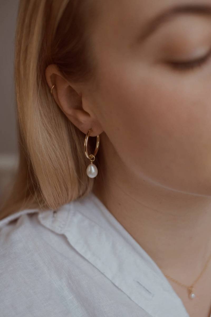 Große Creolen Mit Perlen Gold 14K Filled Ophelia Pearl 22mm von SophistiqueJewellery