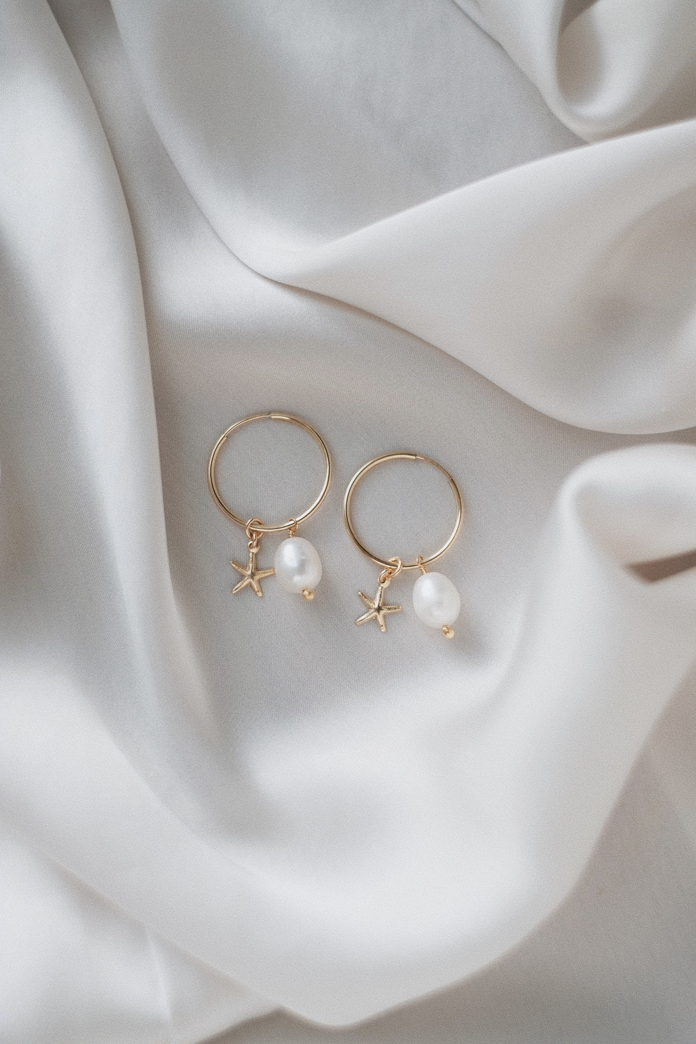 Große Perlen Creolen Mit Seestern Anhänger 14K Gold Filled Isla von SophistiqueJewellery