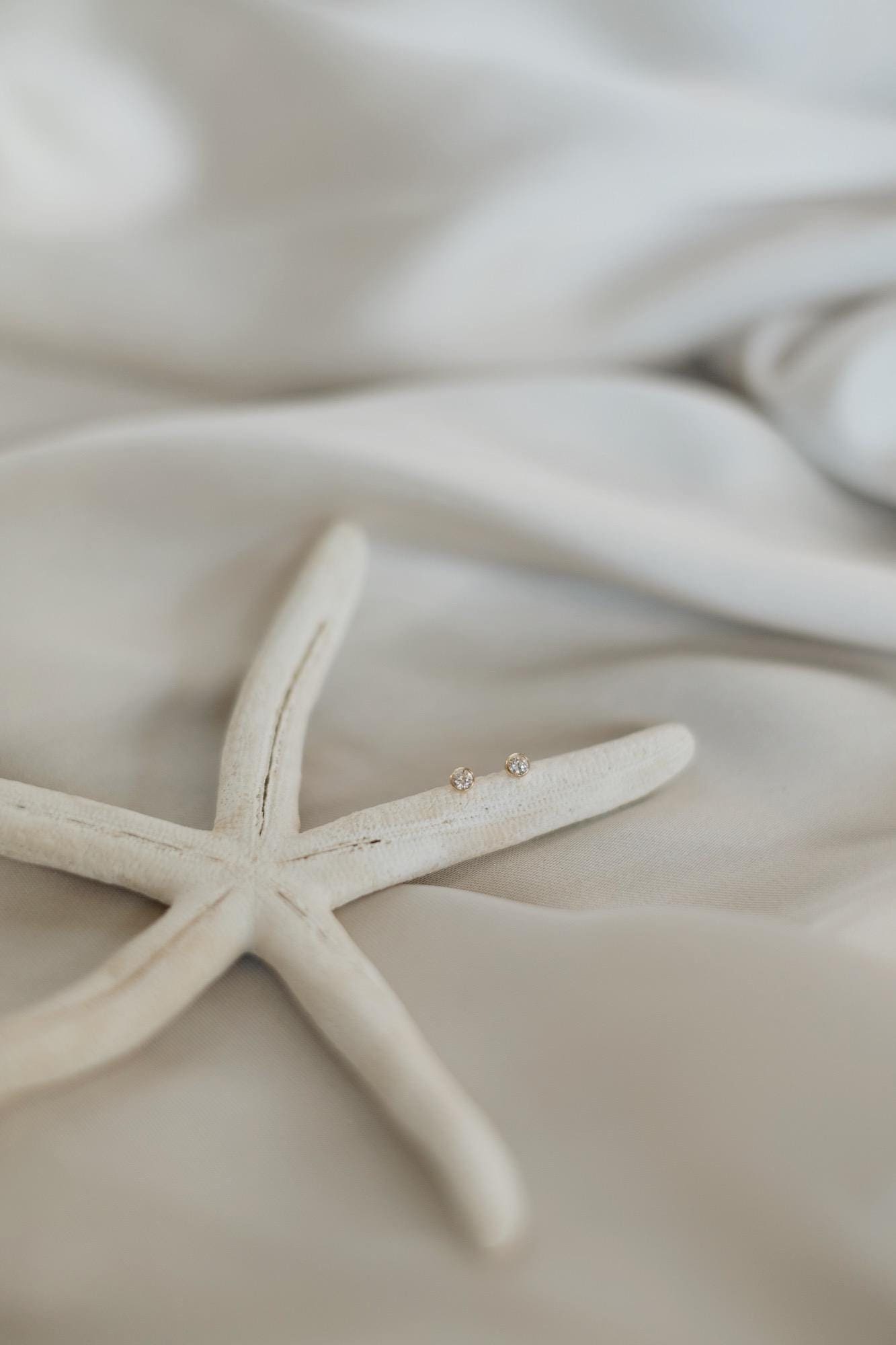 Kleine Diamant Ohrringe Gold Cz Ohrstecker 14K Filled 2mm Sparkle von SophistiqueJewellery