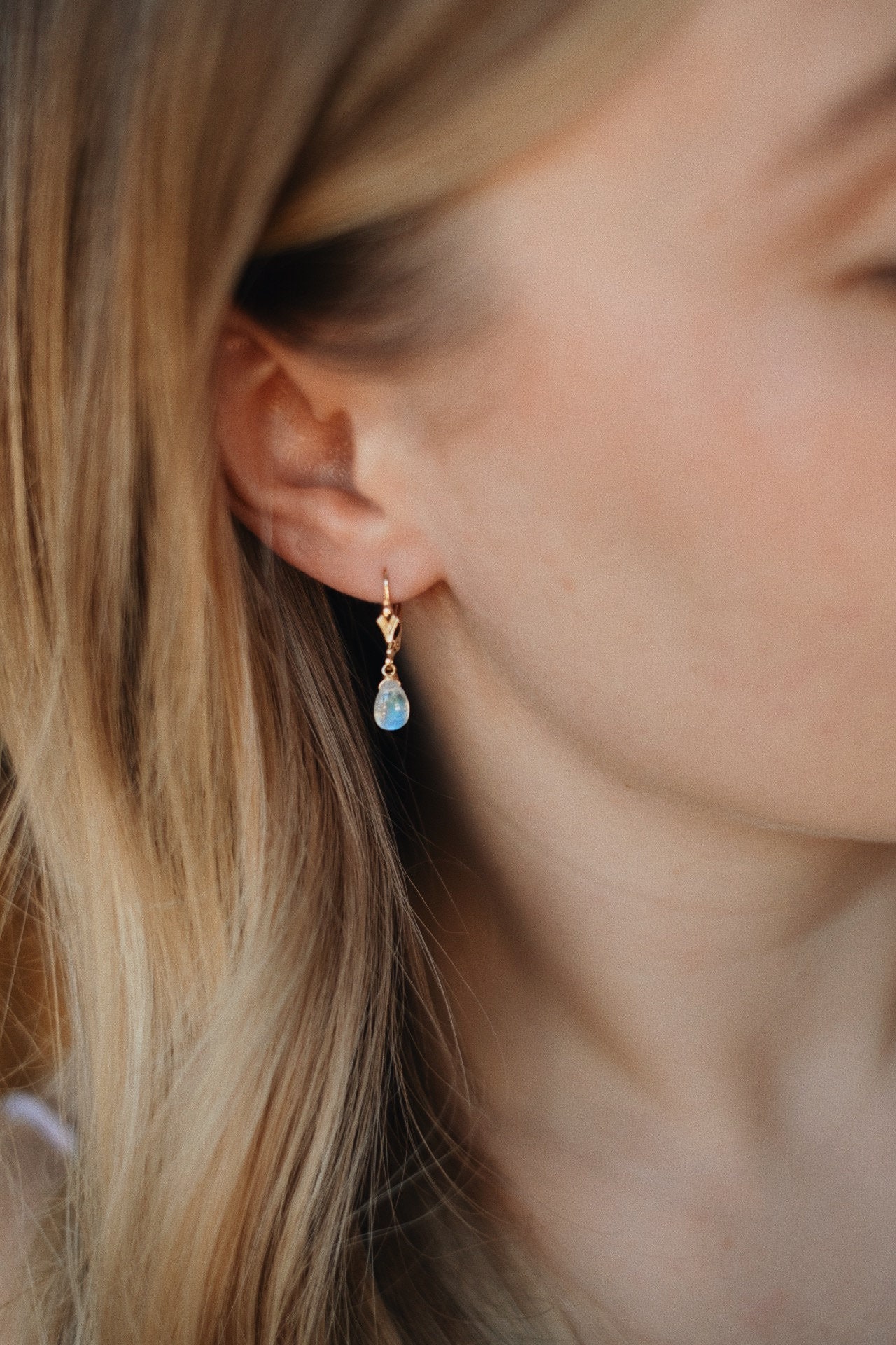 Mondstein Ohrringe Gold Tropfen Anhänger 14K Filled Moonstone von SophistiqueJewellery