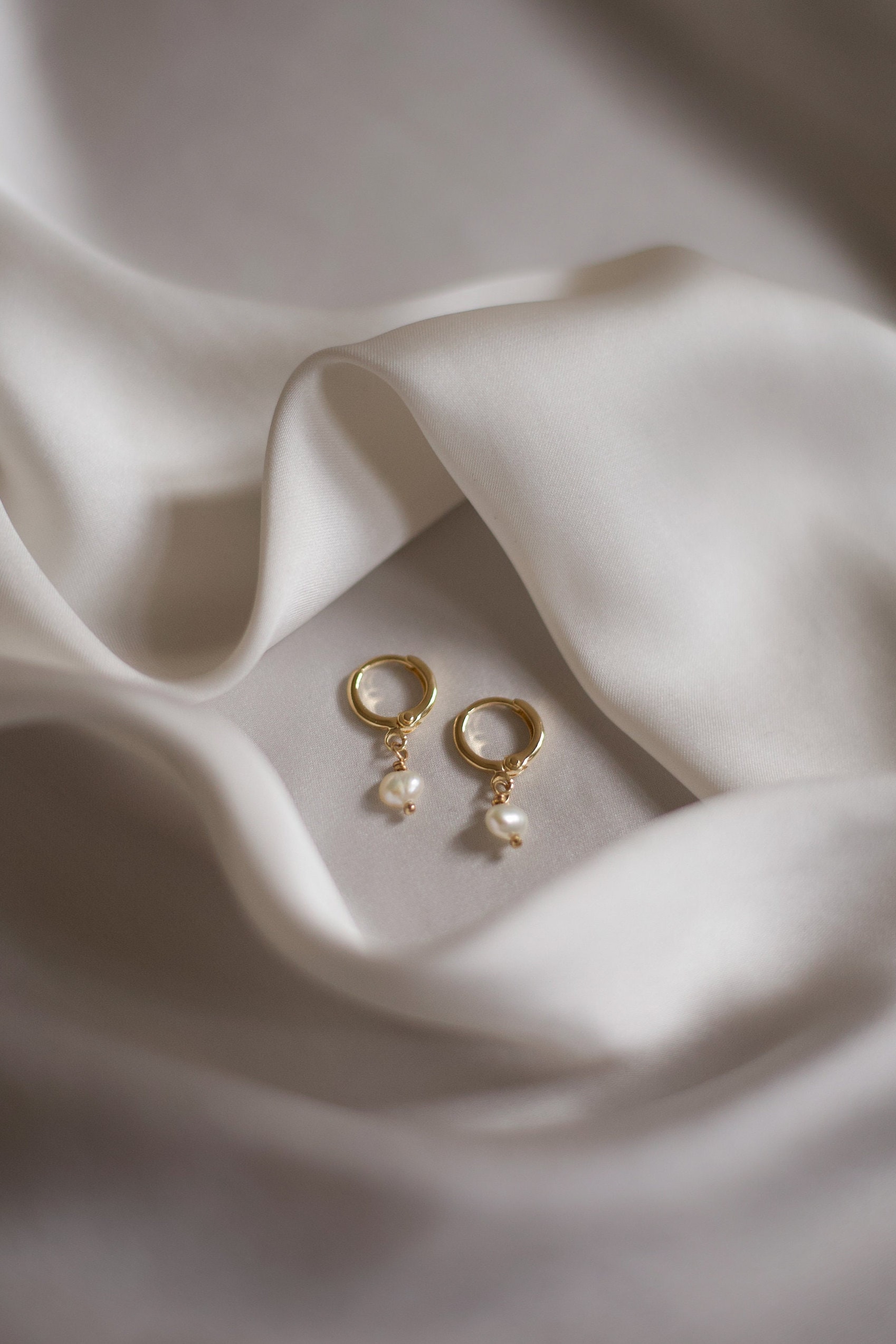 Perlen Creolen 14K Gold Filled Perlenohrringe Primrose von SophistiqueJewellery