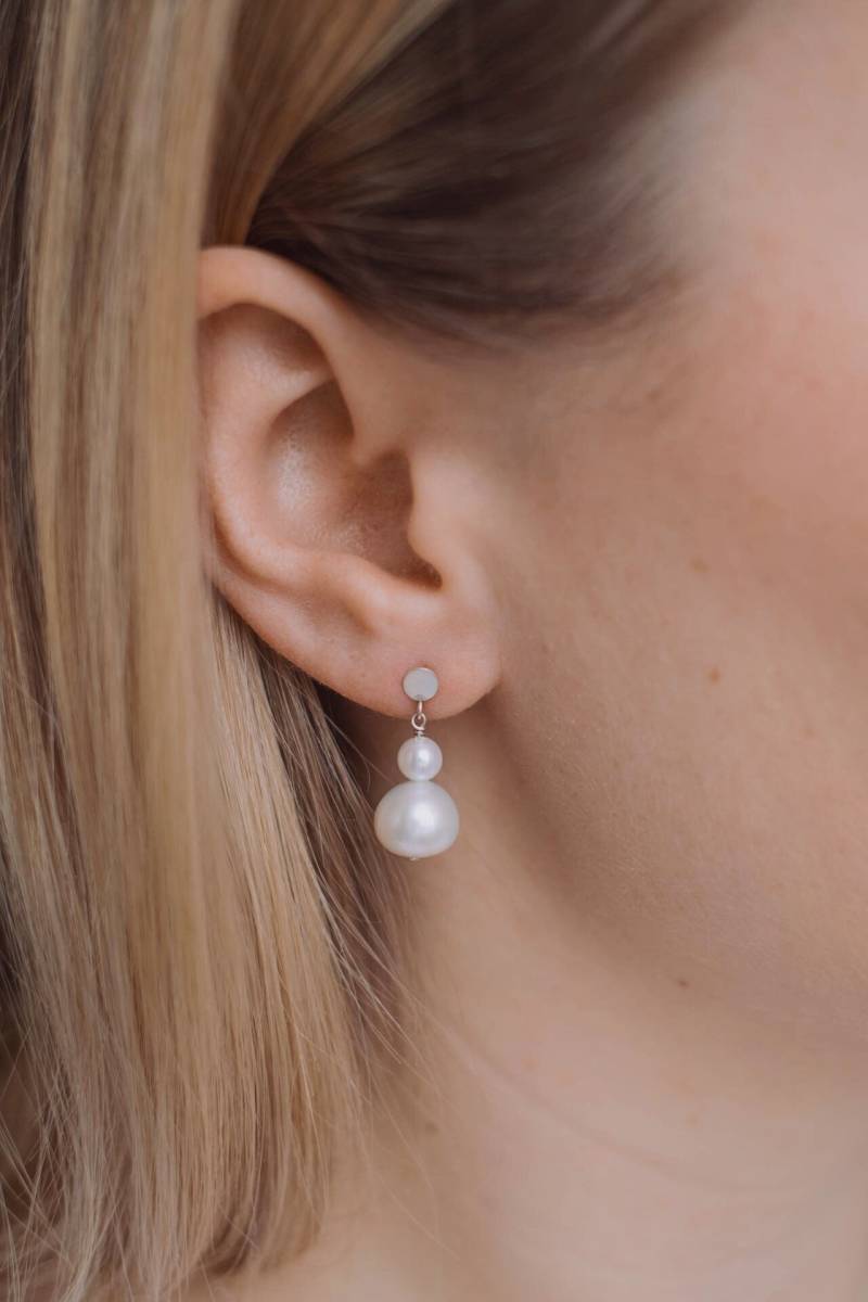 Perlen Ohrringe Hängend 925 Silber Perlenohrstecker Brautschmuck von SophistiqueJewellery